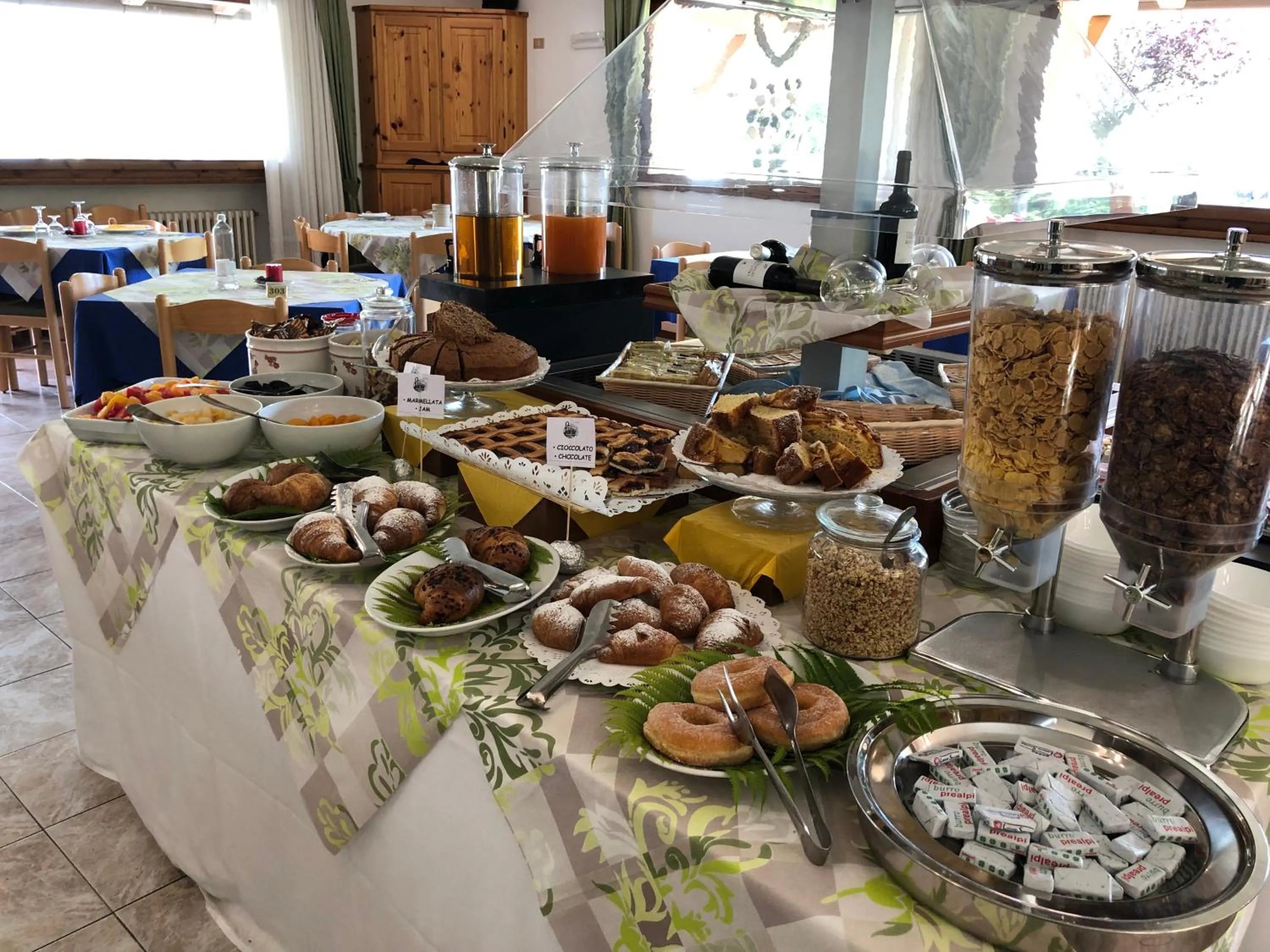 Buffet breakfast in Park Hotel Bellevue