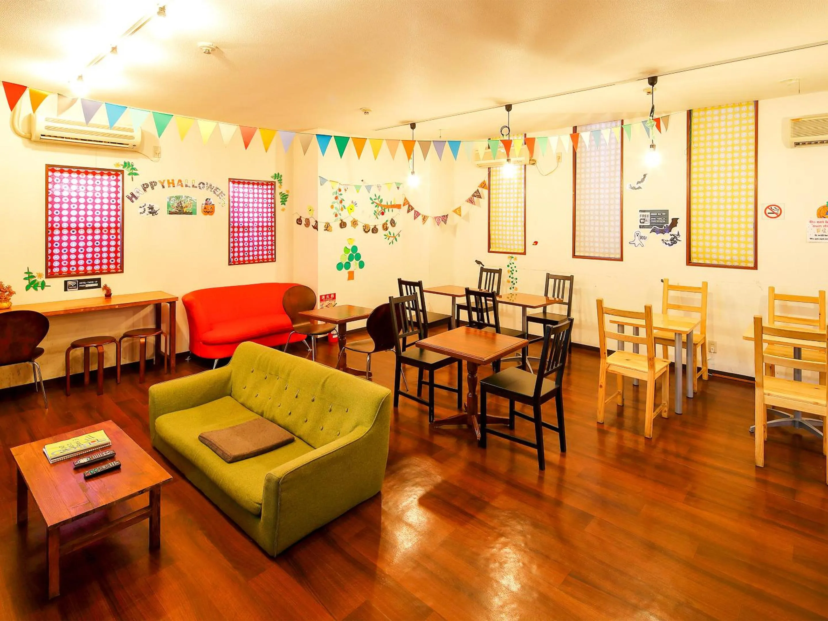 Communal lounge/ TV room in Business Hotel Taiyo