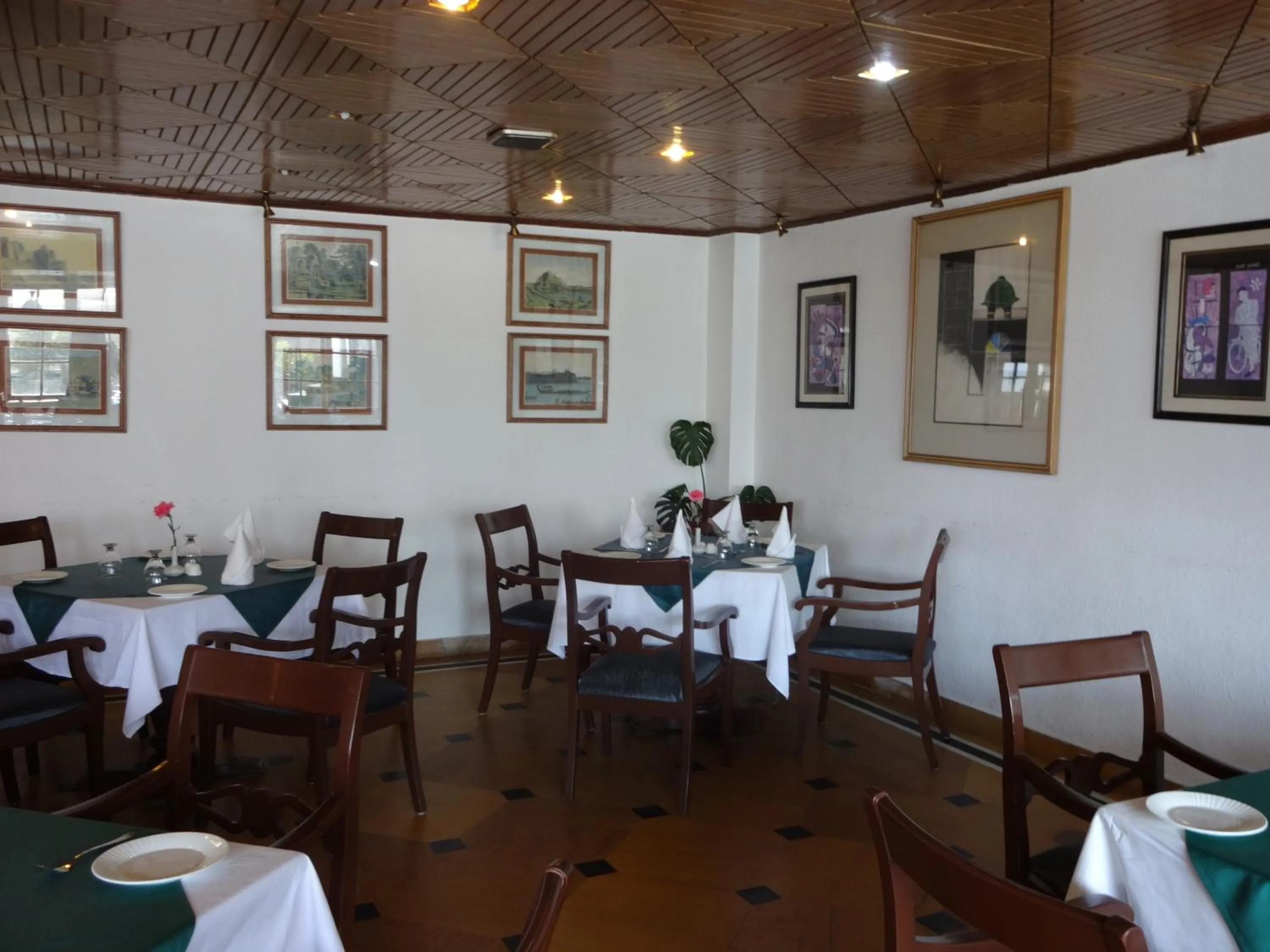 Restaurant/places to eat in Hotel Combermere