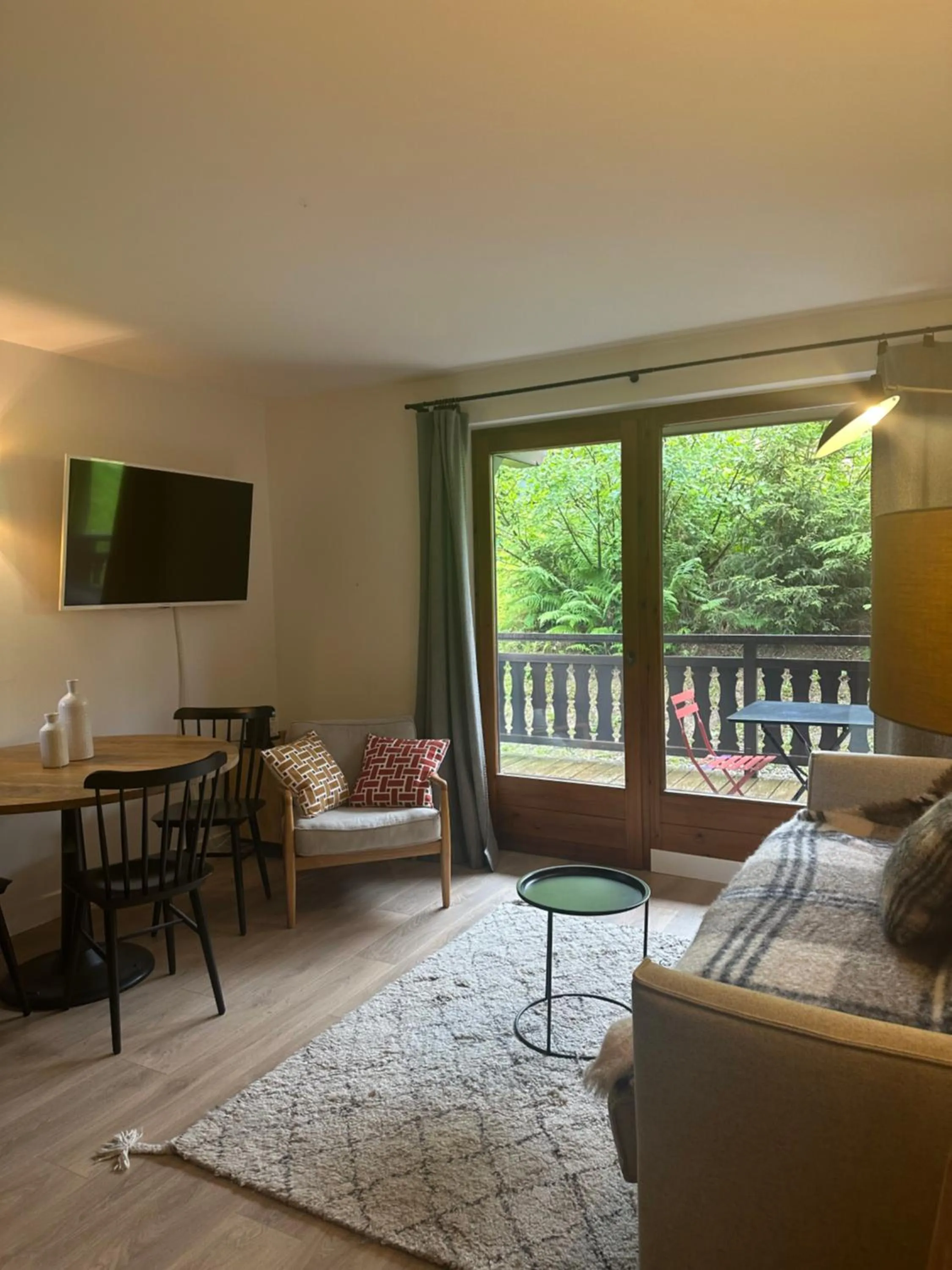 Communal lounge/ TV room in La Résidence de L'Ours