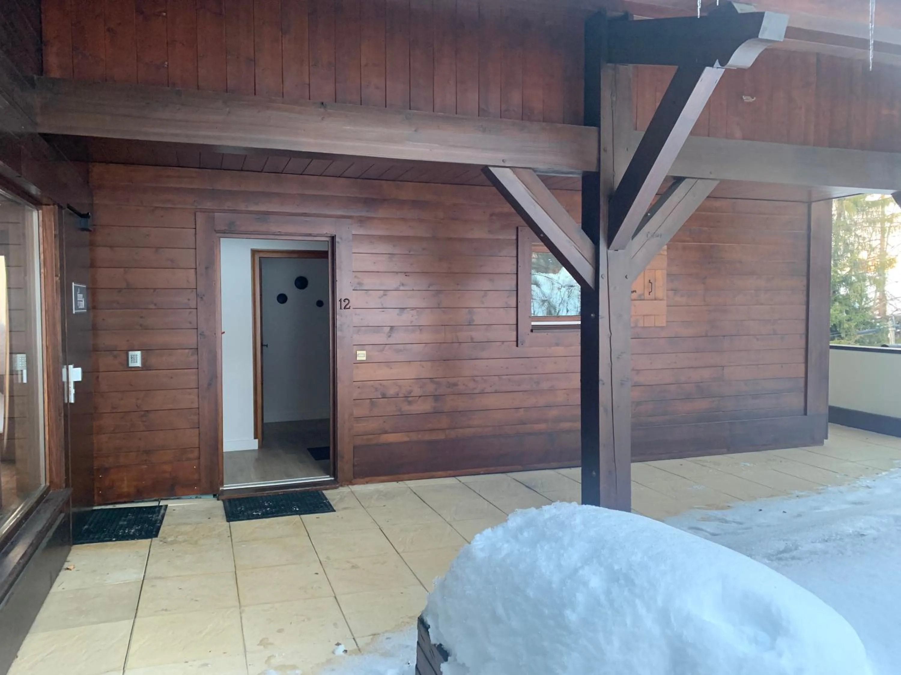 Facade/entrance in La Résidence de L'Ours