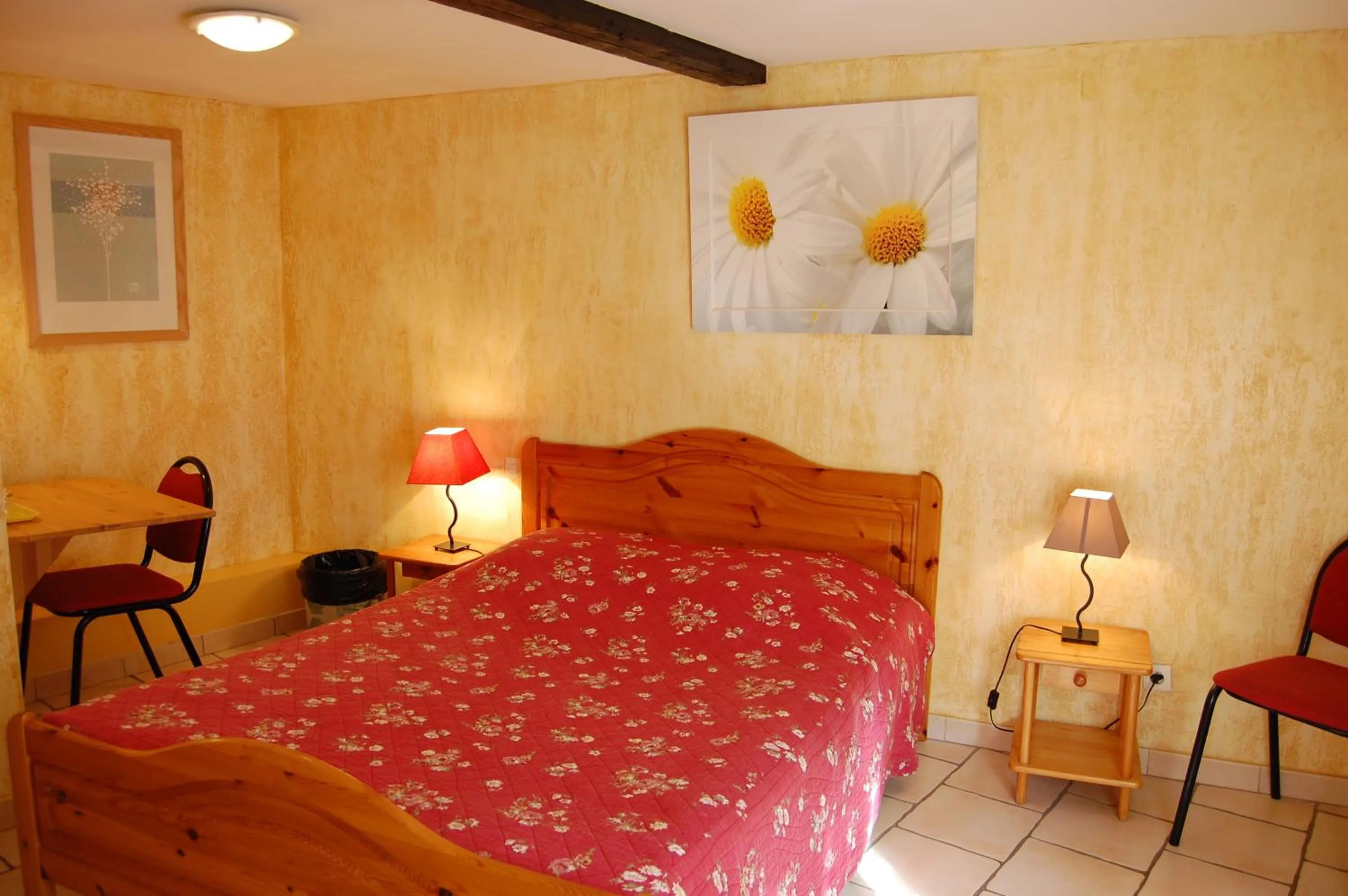 Bedroom in AUBERGE du BORD des EAUX - Demi-pension assurée sur réservation