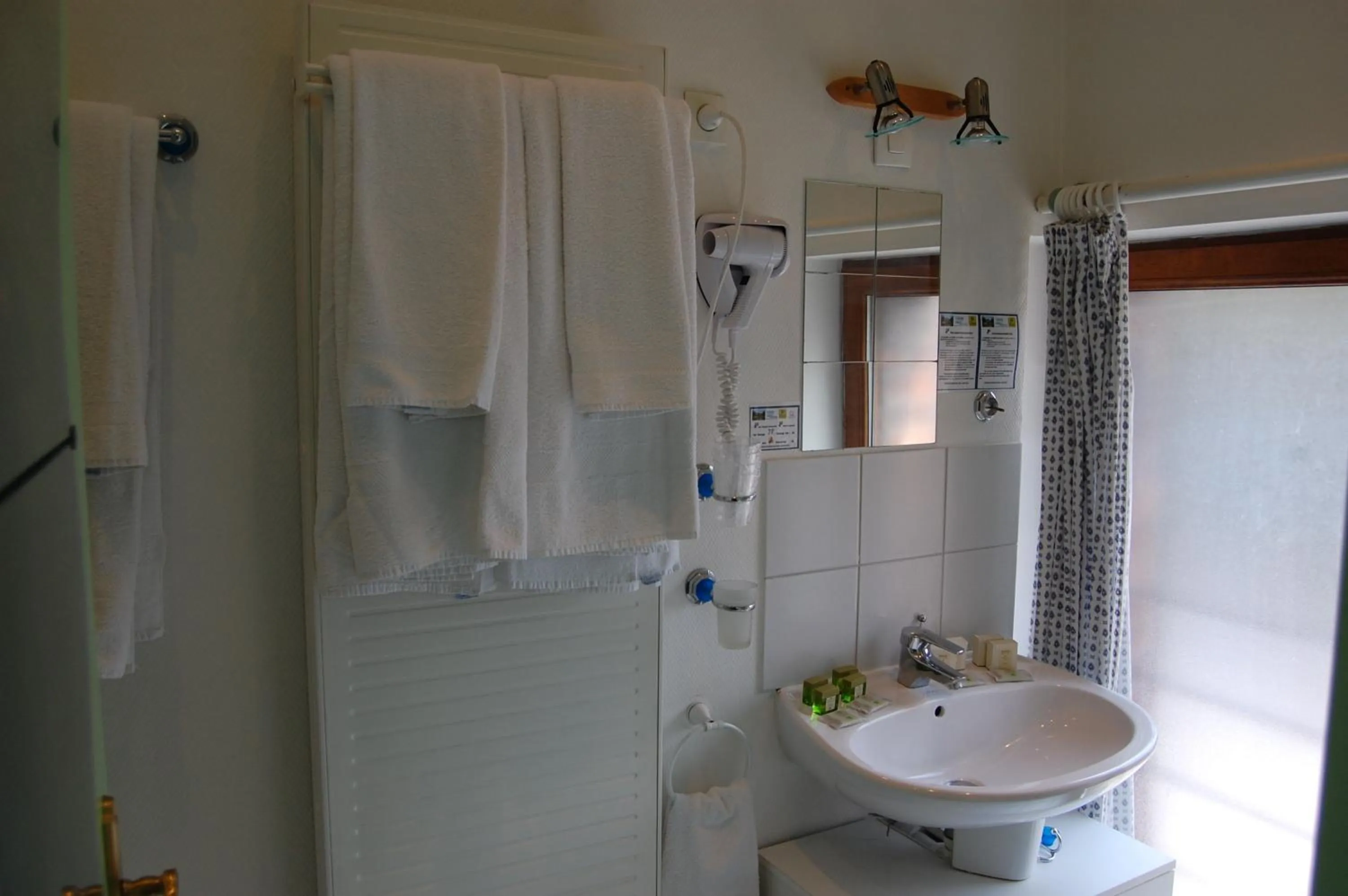 AUBERGE du BORD des EAUX - Demi-pension assurée sur réservation