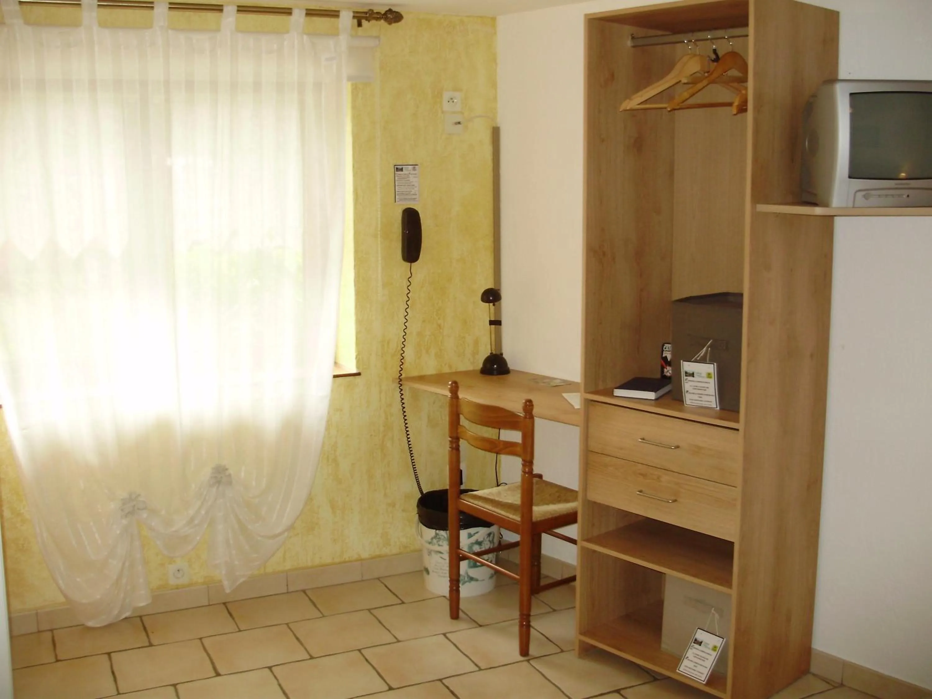 Seating area in AUBERGE du BORD des EAUX - Demi-pension assurée sur réservation