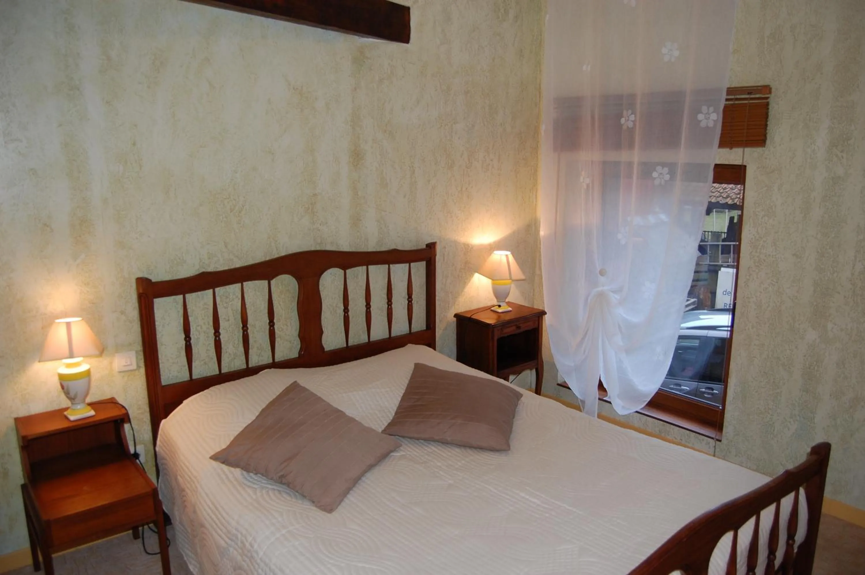 AUBERGE du BORD des EAUX - Demi-pension assurée sur réservation