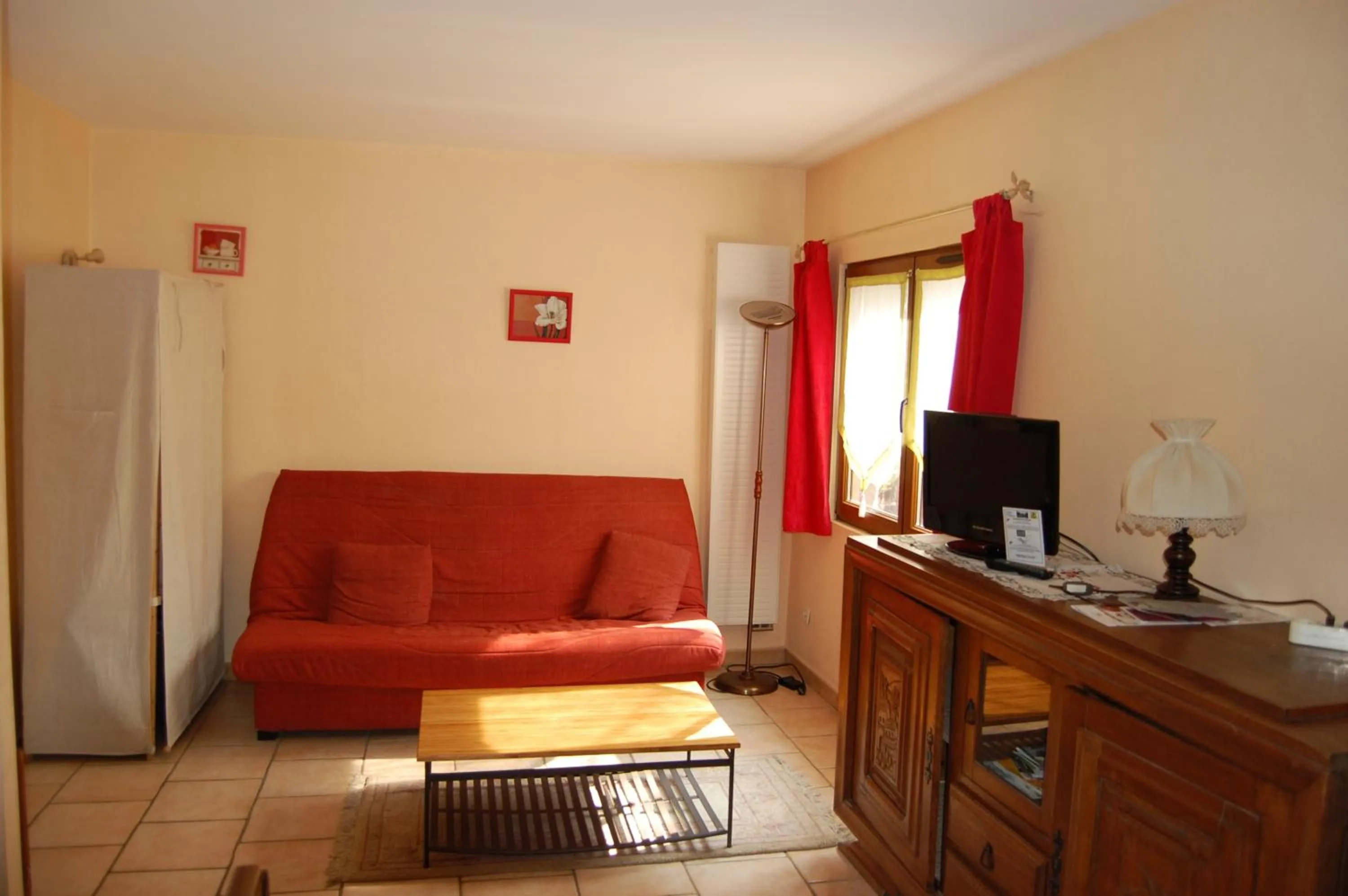 Communal lounge/ TV room in AUBERGE du BORD des EAUX - Demi-pension assurée sur réservation