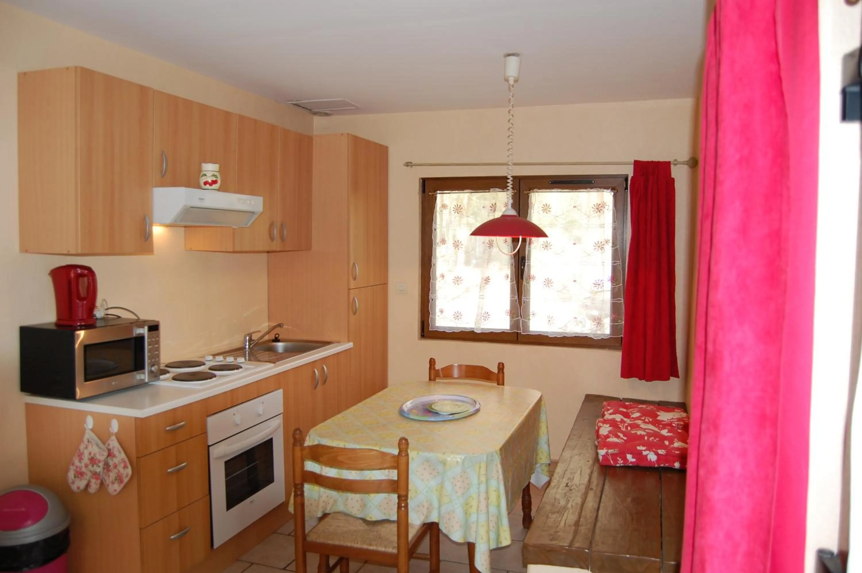 Kitchen or kitchenette in AUBERGE du BORD des EAUX - Demi-pension assurée sur réservation