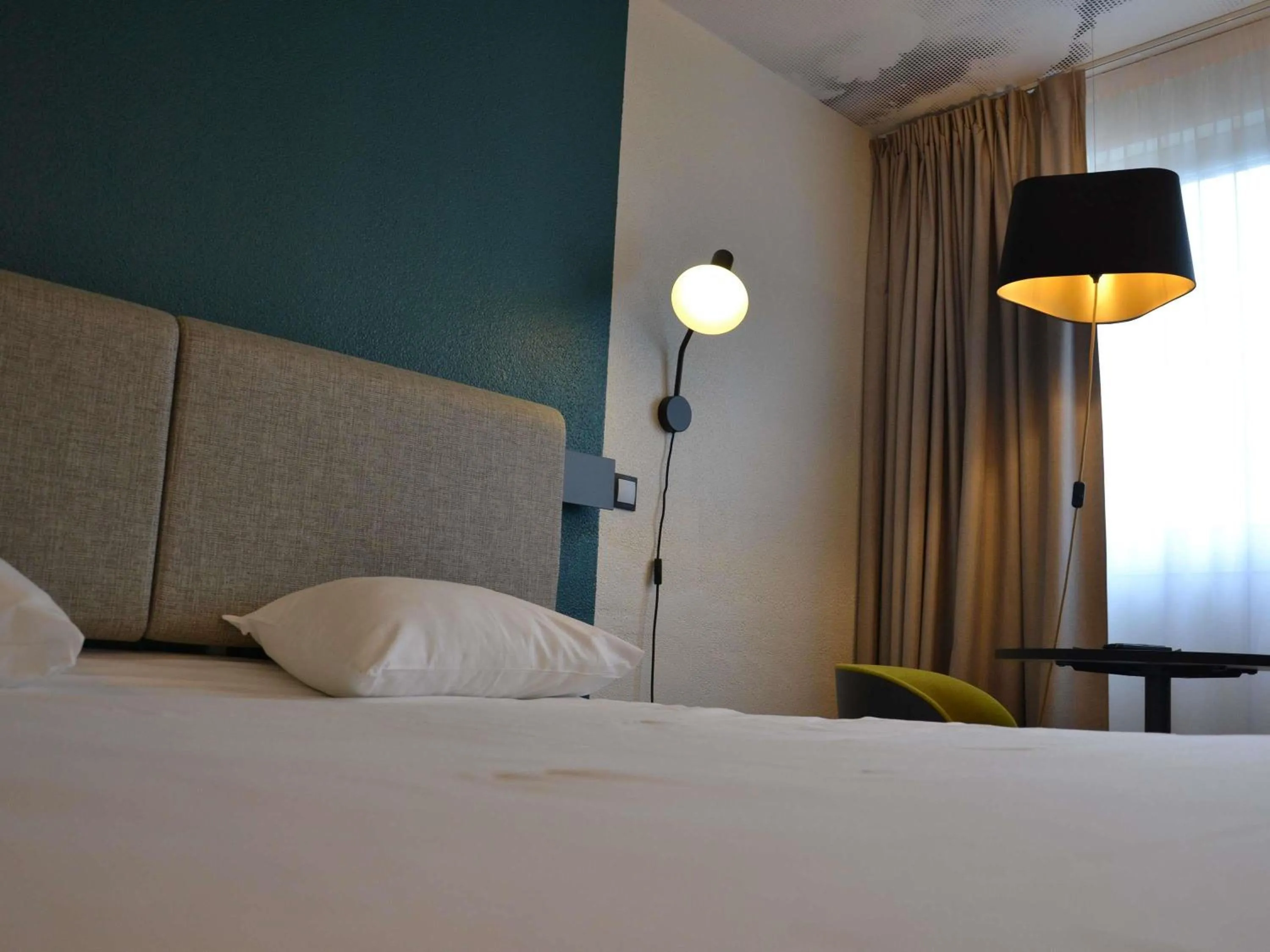 Bedroom, Bed in ibis Chambery