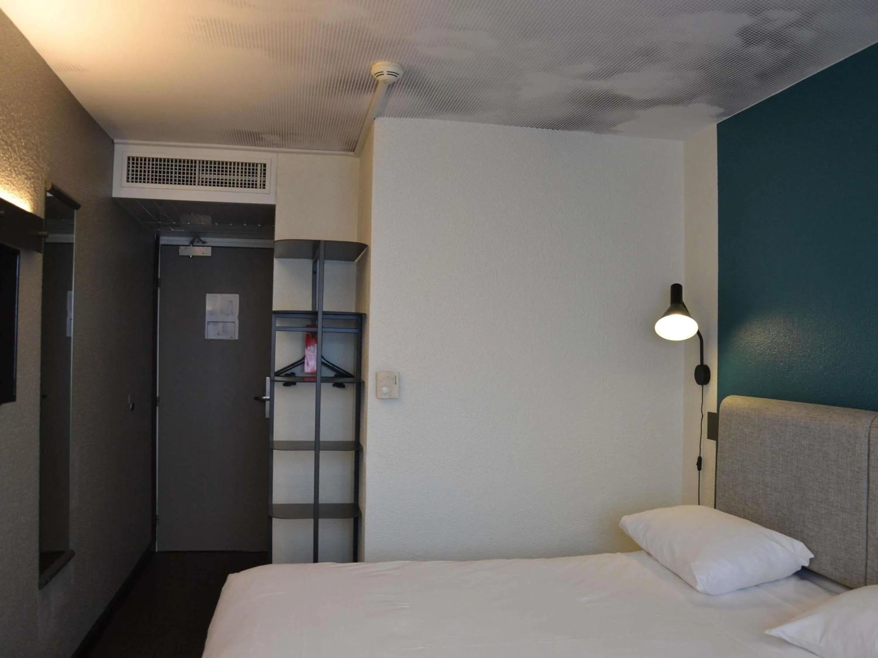 Bedroom, Bed in ibis Chambery