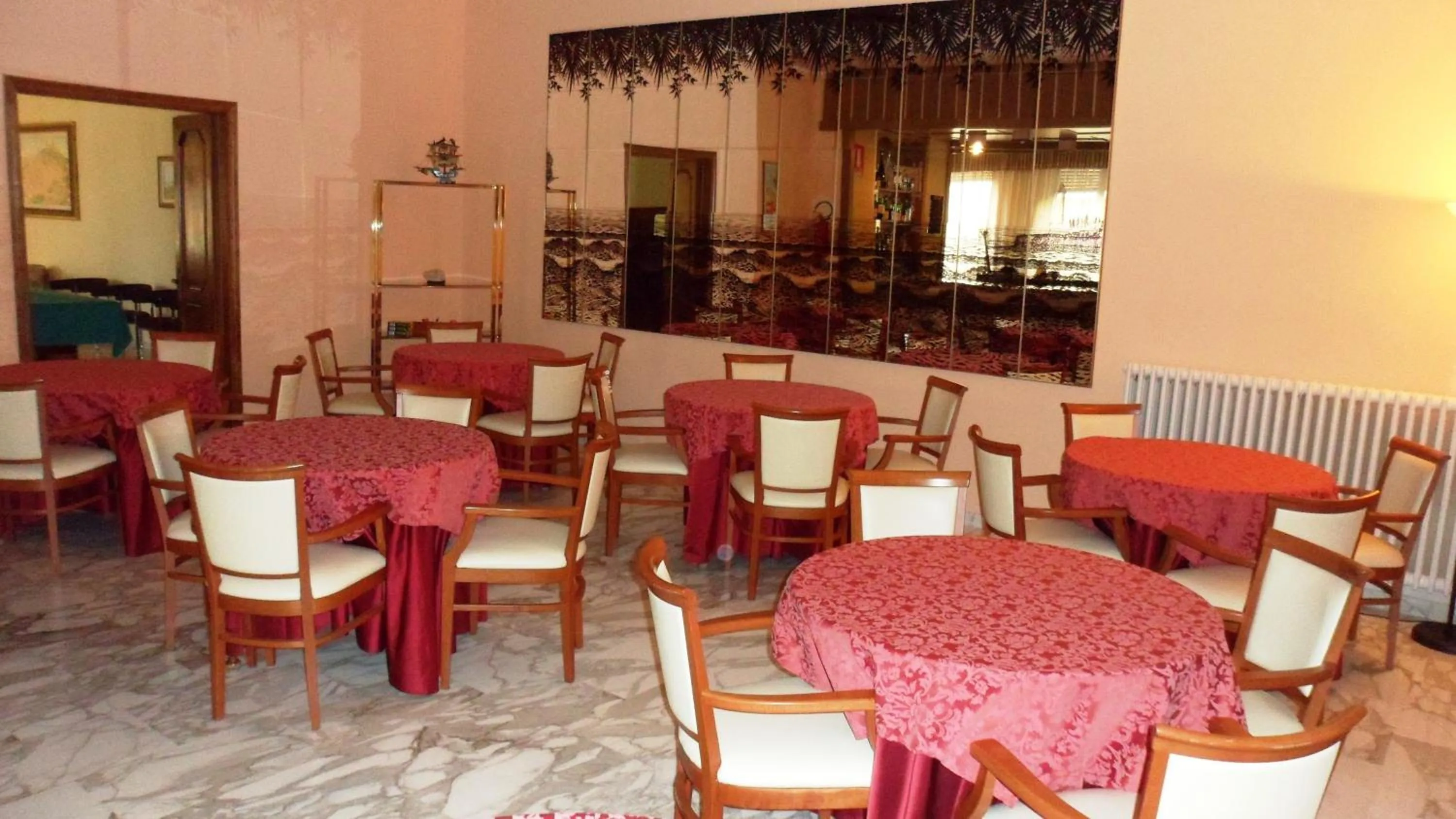 Restaurant/places to eat in Hotel Reali