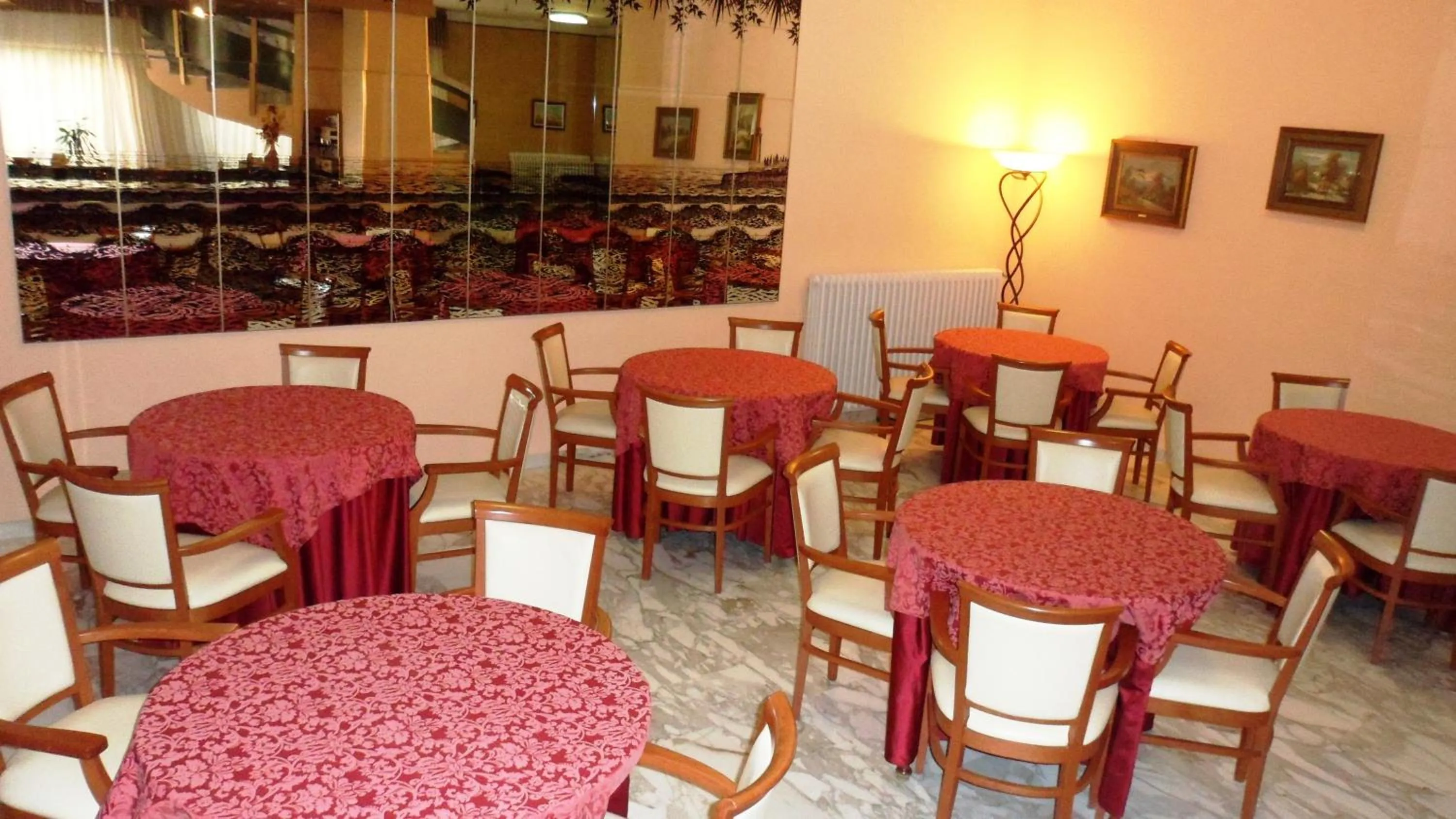 Restaurant/places to eat in Hotel Reali