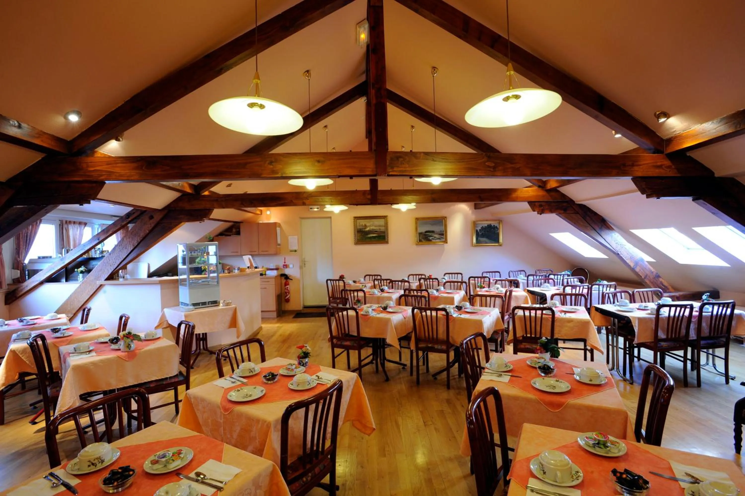 Restaurant/places to eat in Hôtel Vendôme