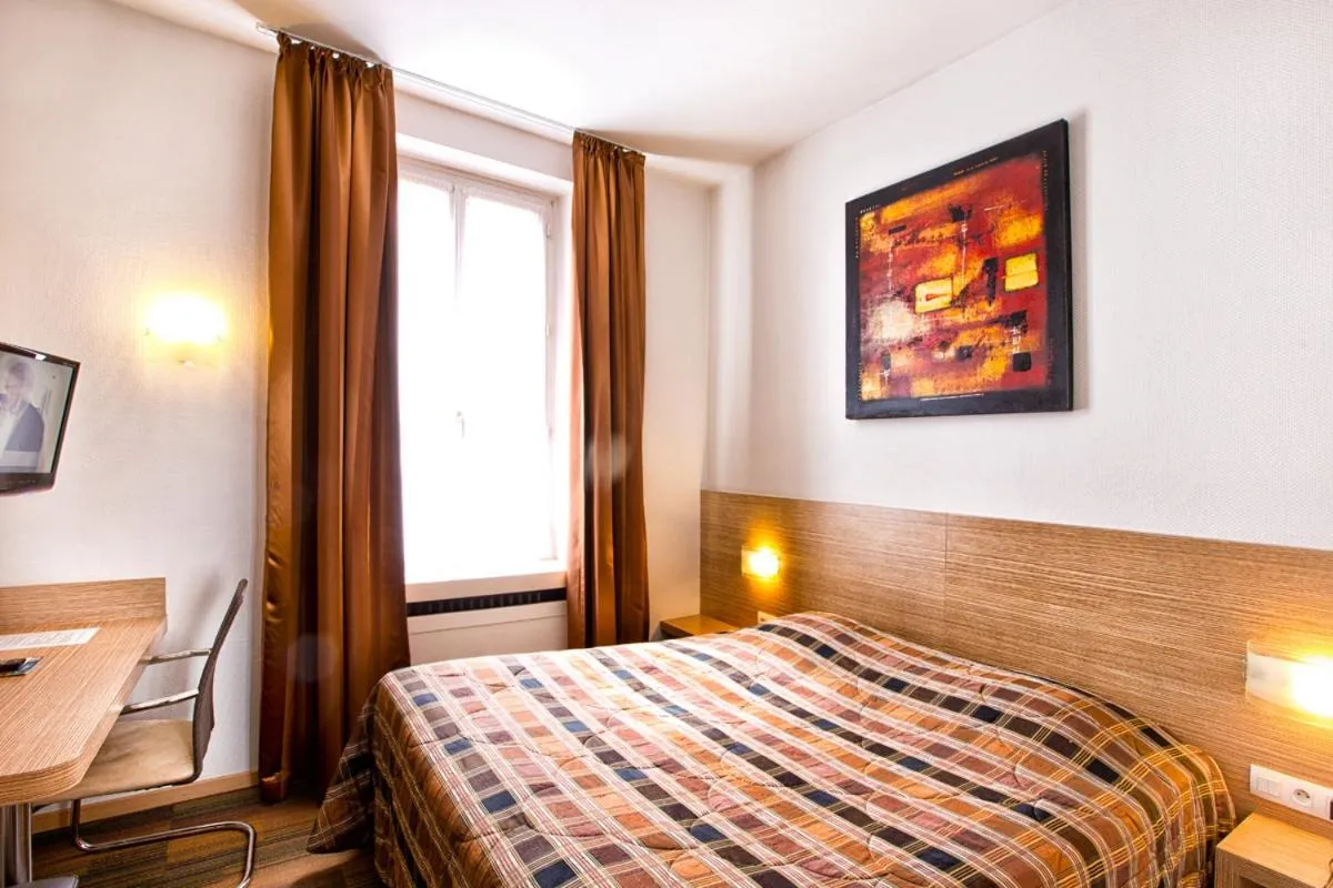 Photo of the whole room, Bed in Hôtel Vendôme