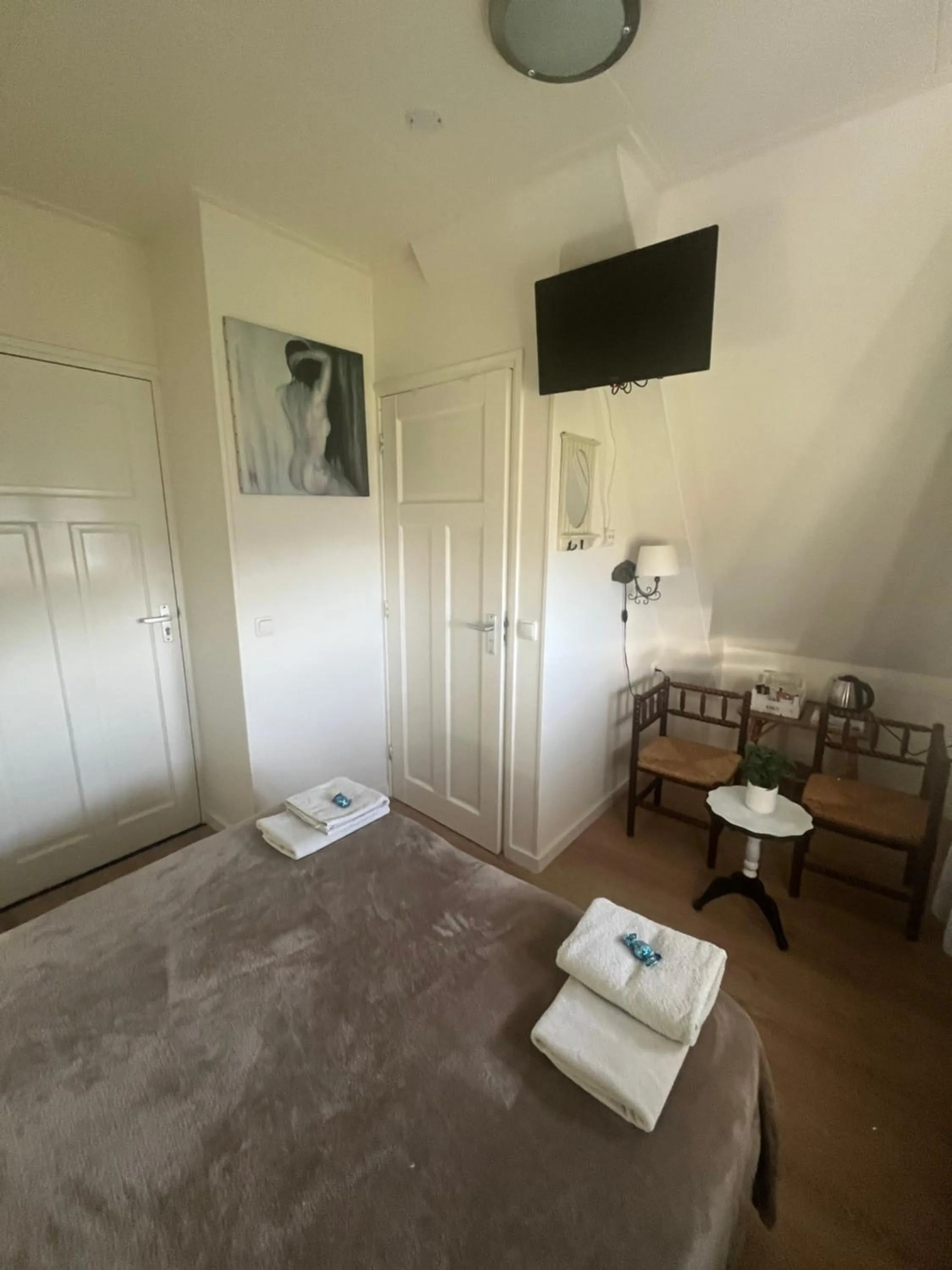 Seating area, Bed in B&B de Zandtaart