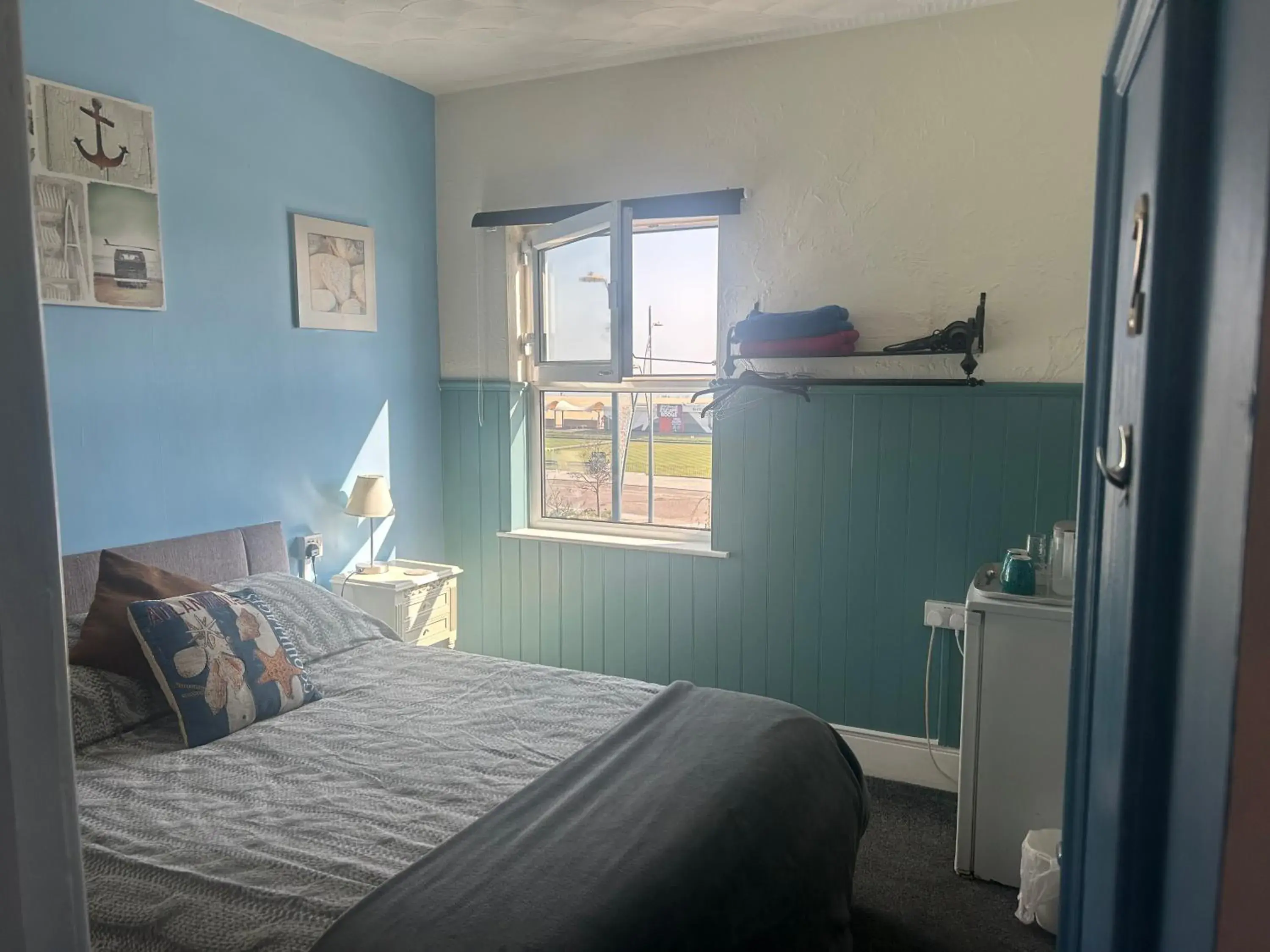 Small Double Room in Henrys on the Prom Small Double Room in Henrys on the Prom