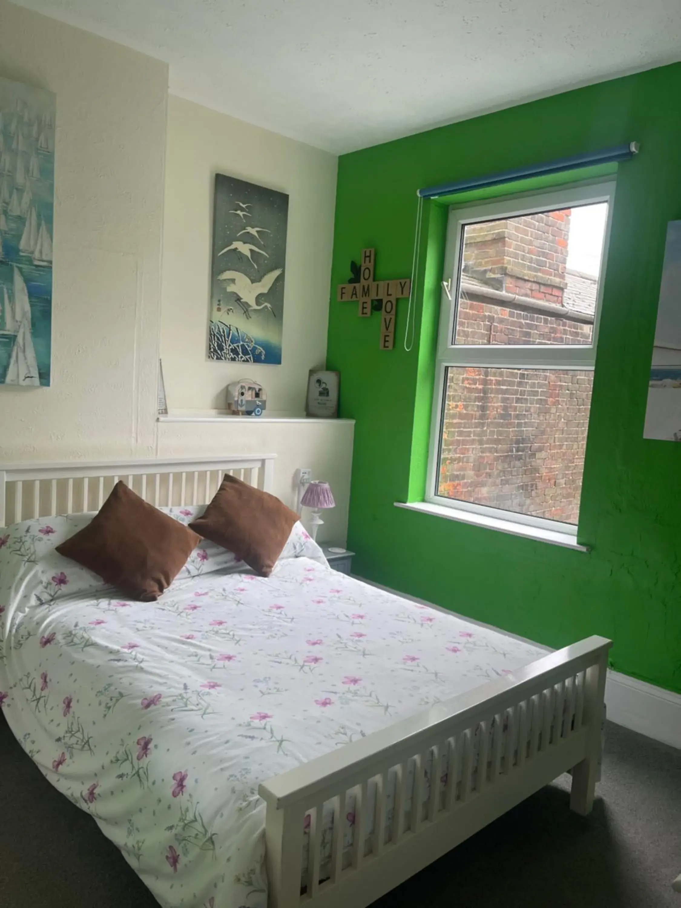Double Room with Private Bathroom in Henrys on the Prom Double Room with Private Bathroom in Henrys on the Prom