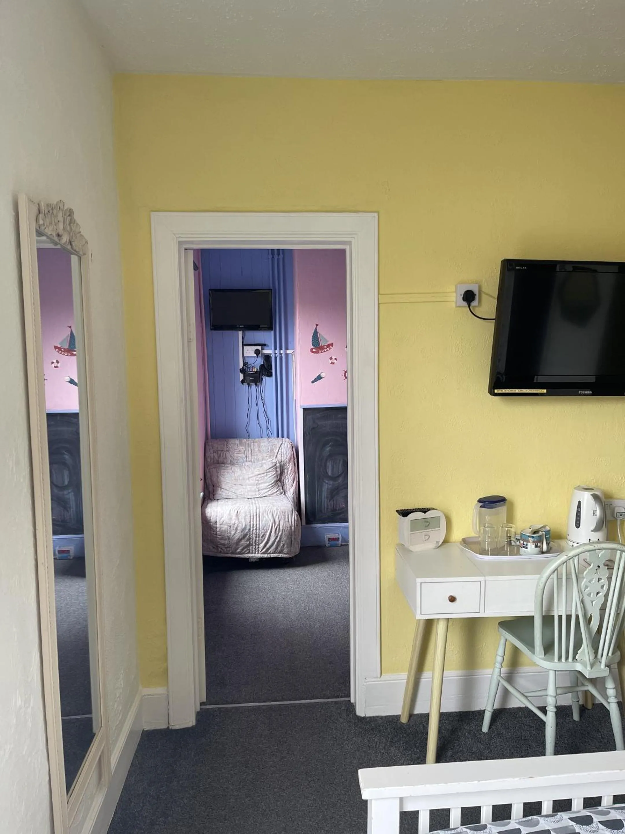 Bedroom, Bed in Henrys on the Prom