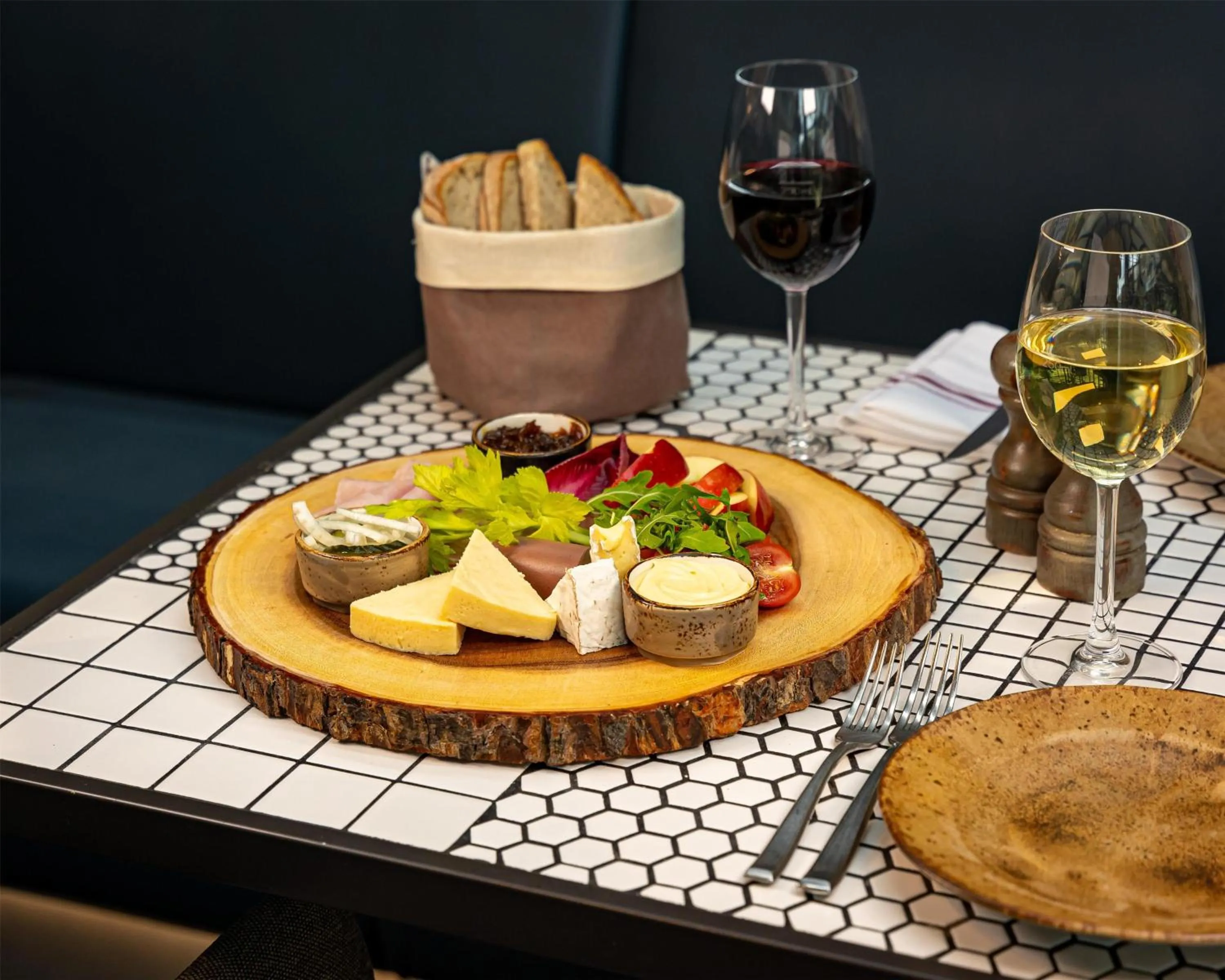 Restaurant/places to eat in Hilton London Heathrow Airport