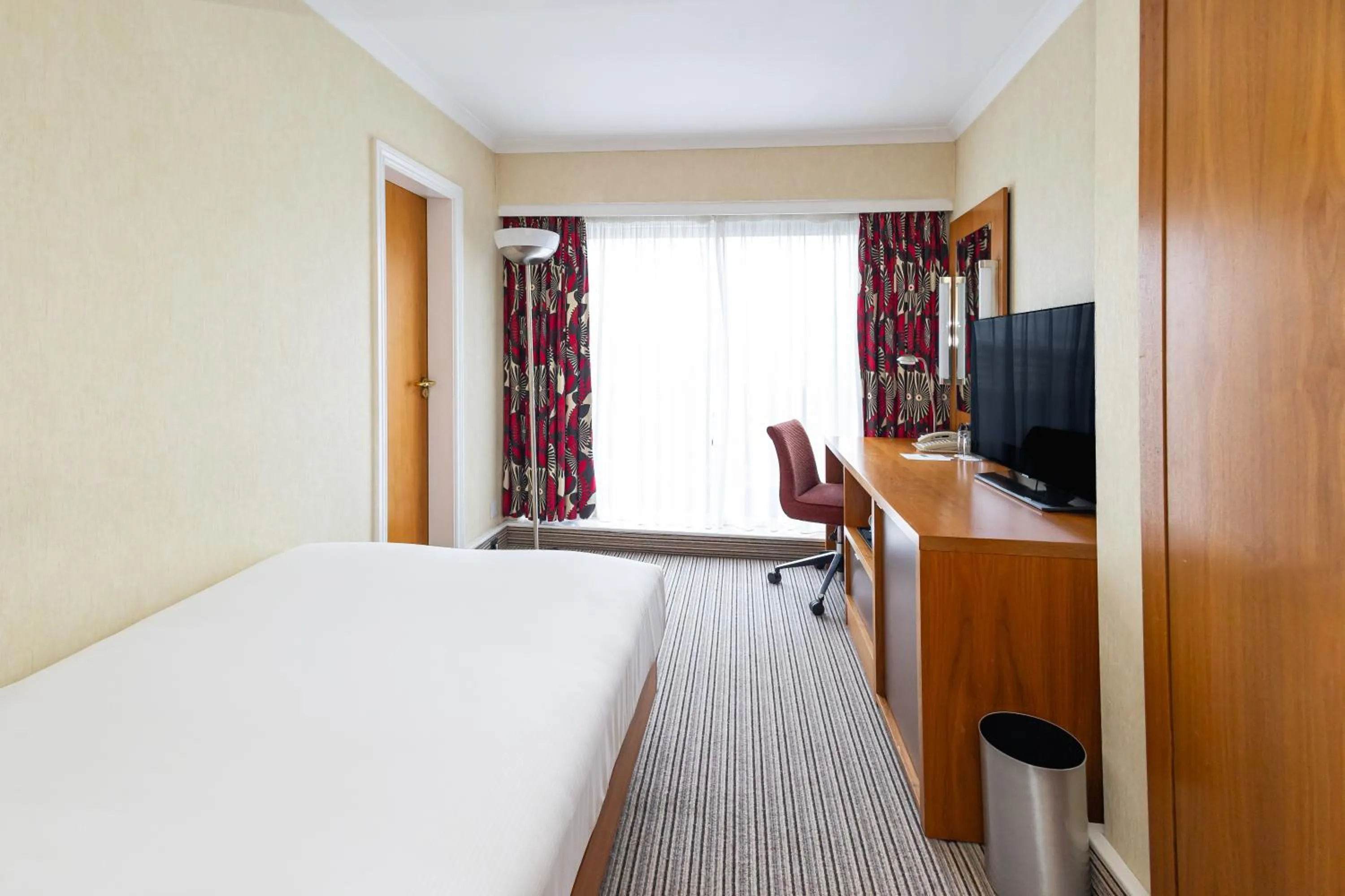 Bedroom, Bed in Hilton London Olympia