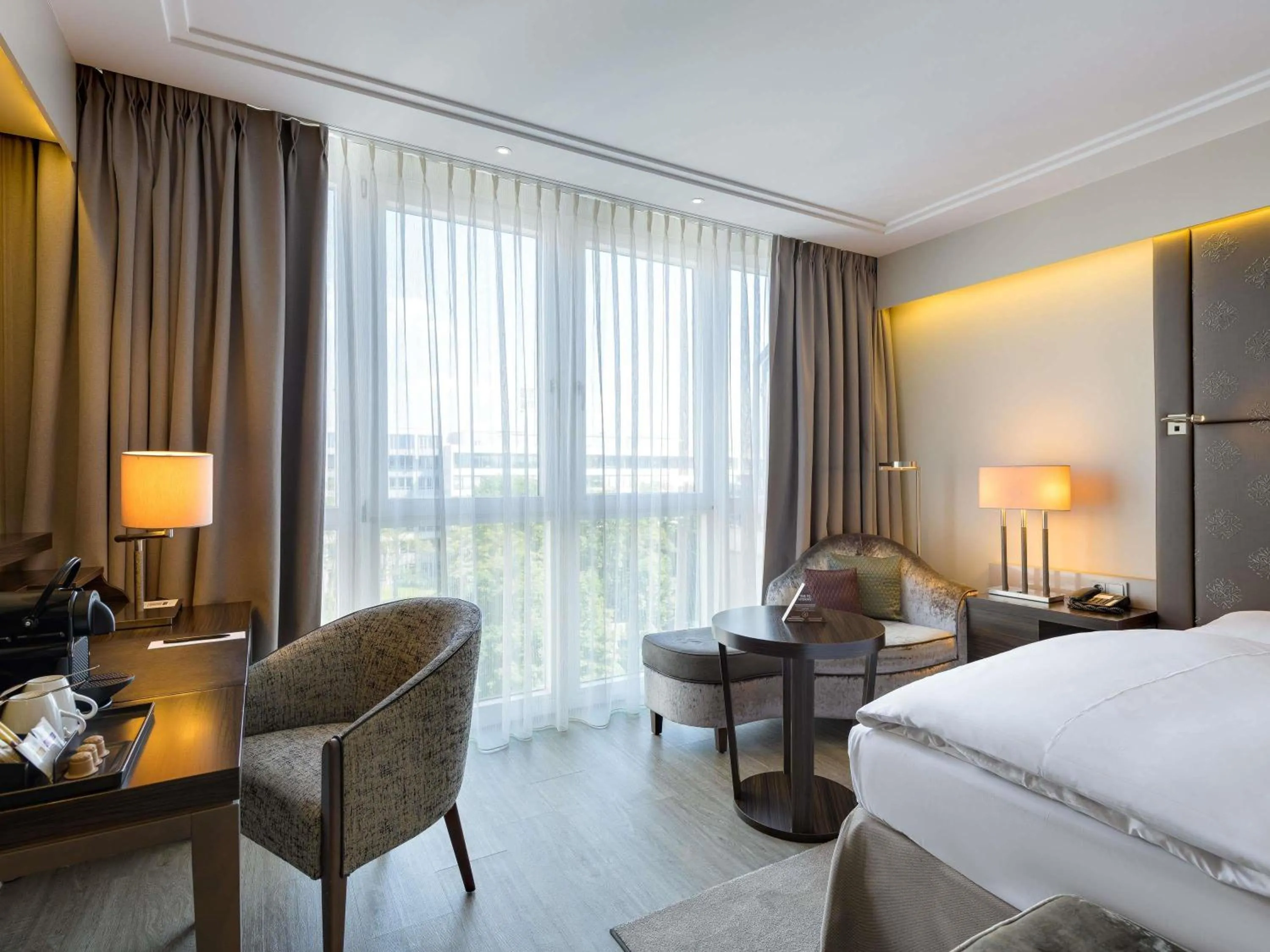 Seating area, Bed in Pullman Munich