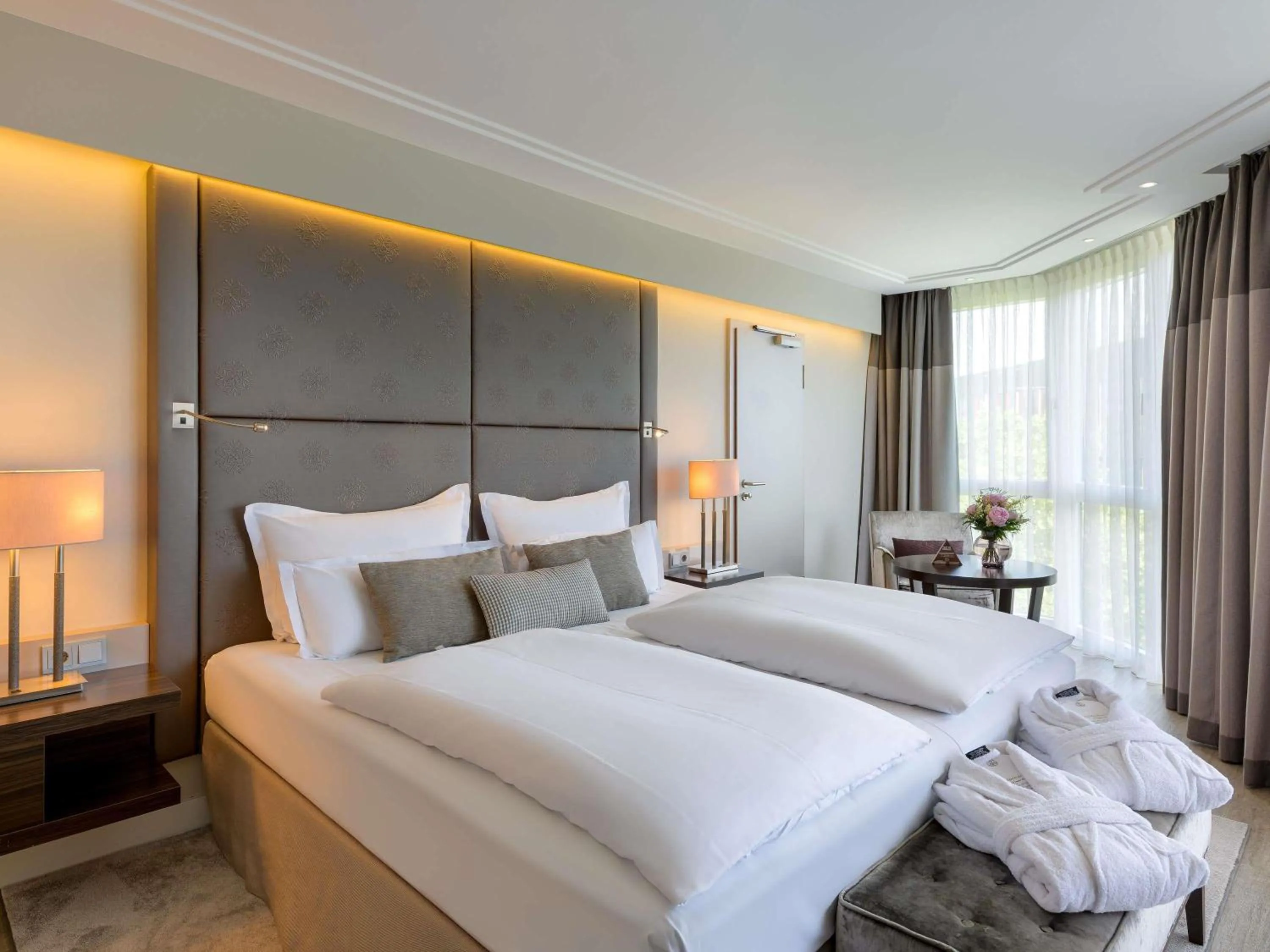 Photo of the whole room, Bed in Pullman Munich