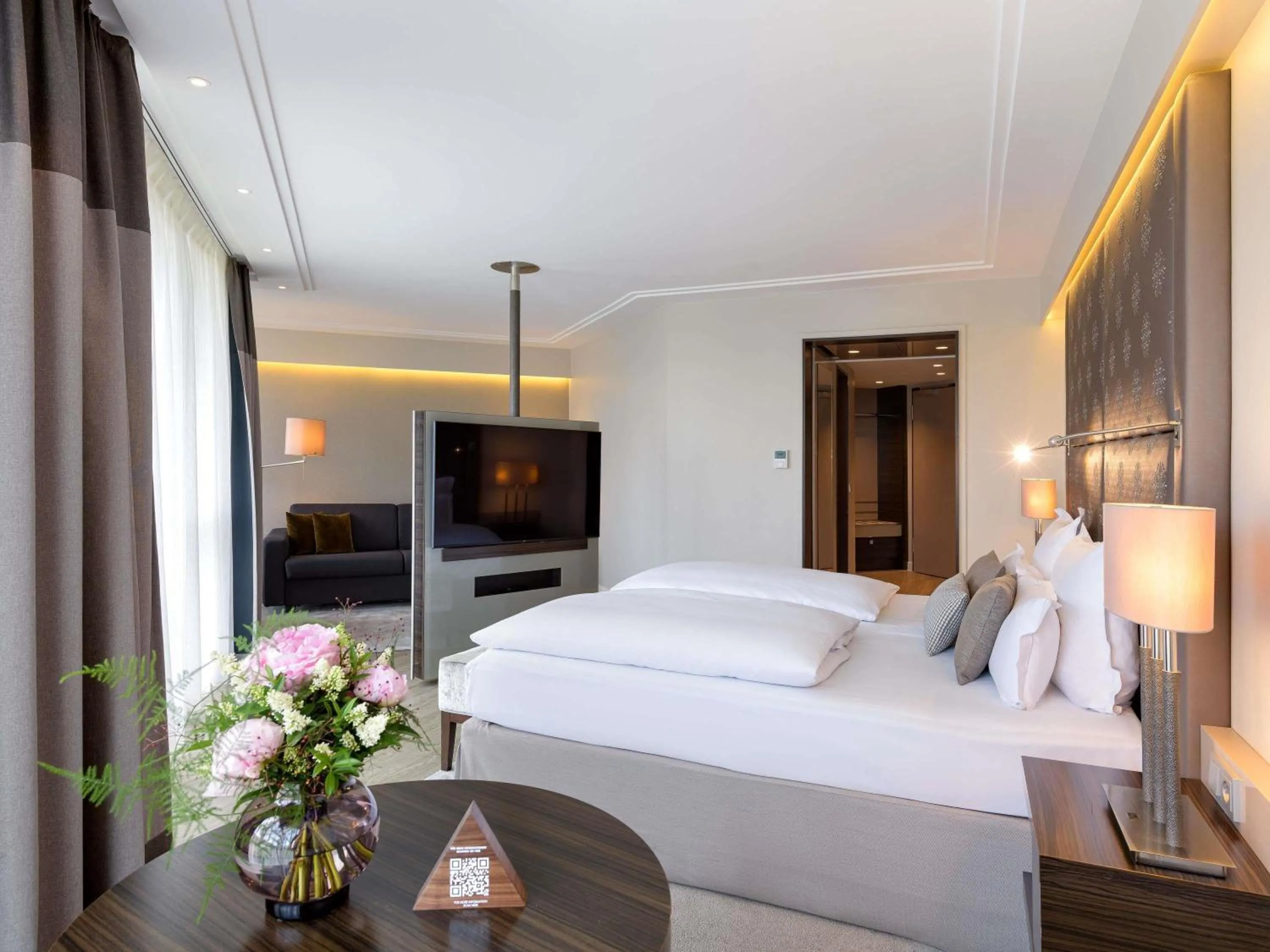 Photo of the whole room, Bed in Pullman Munich