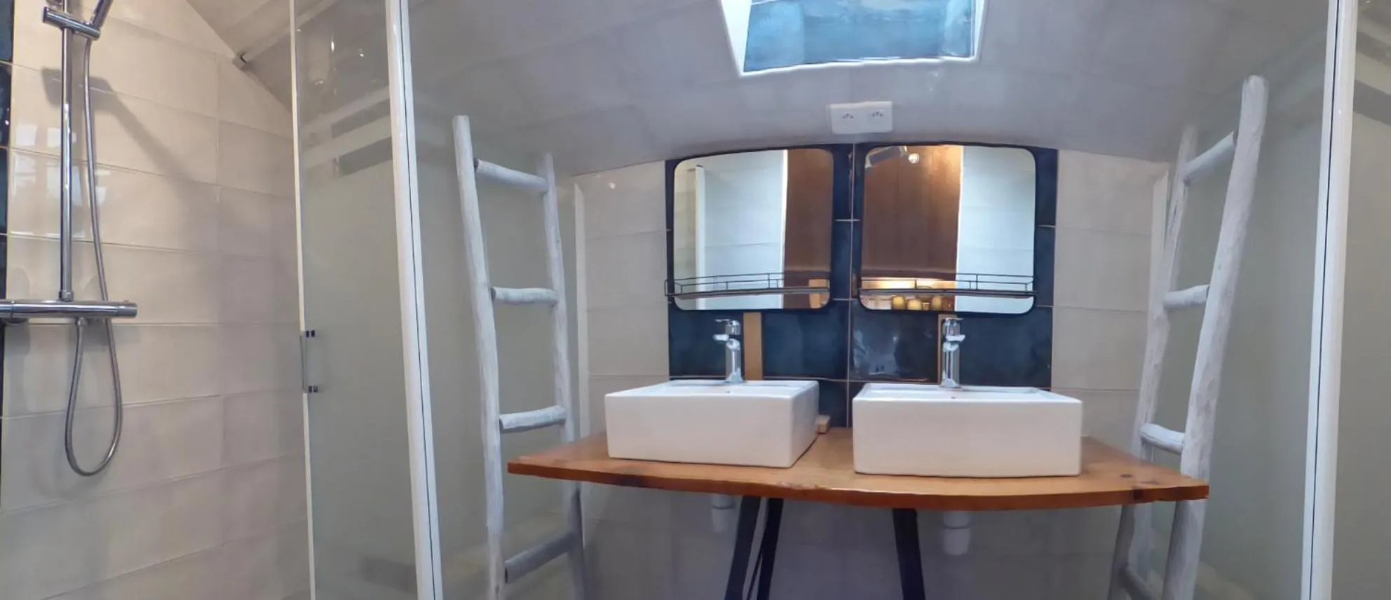 Chambres d'hôtes Chez Valérie Garage motos et vélos