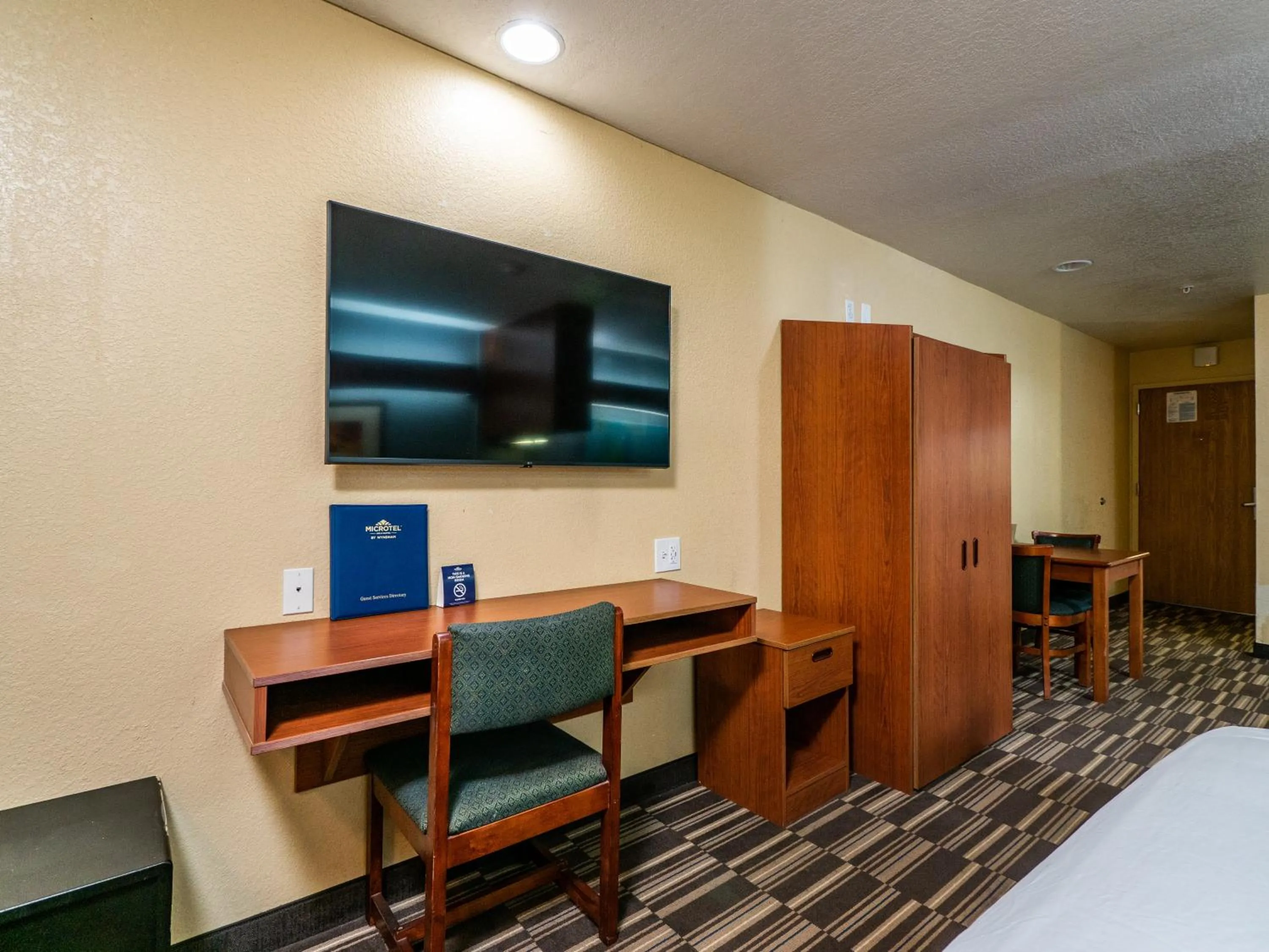 TV and multimedia, Bed in Microtel Inn and Suites Ocala