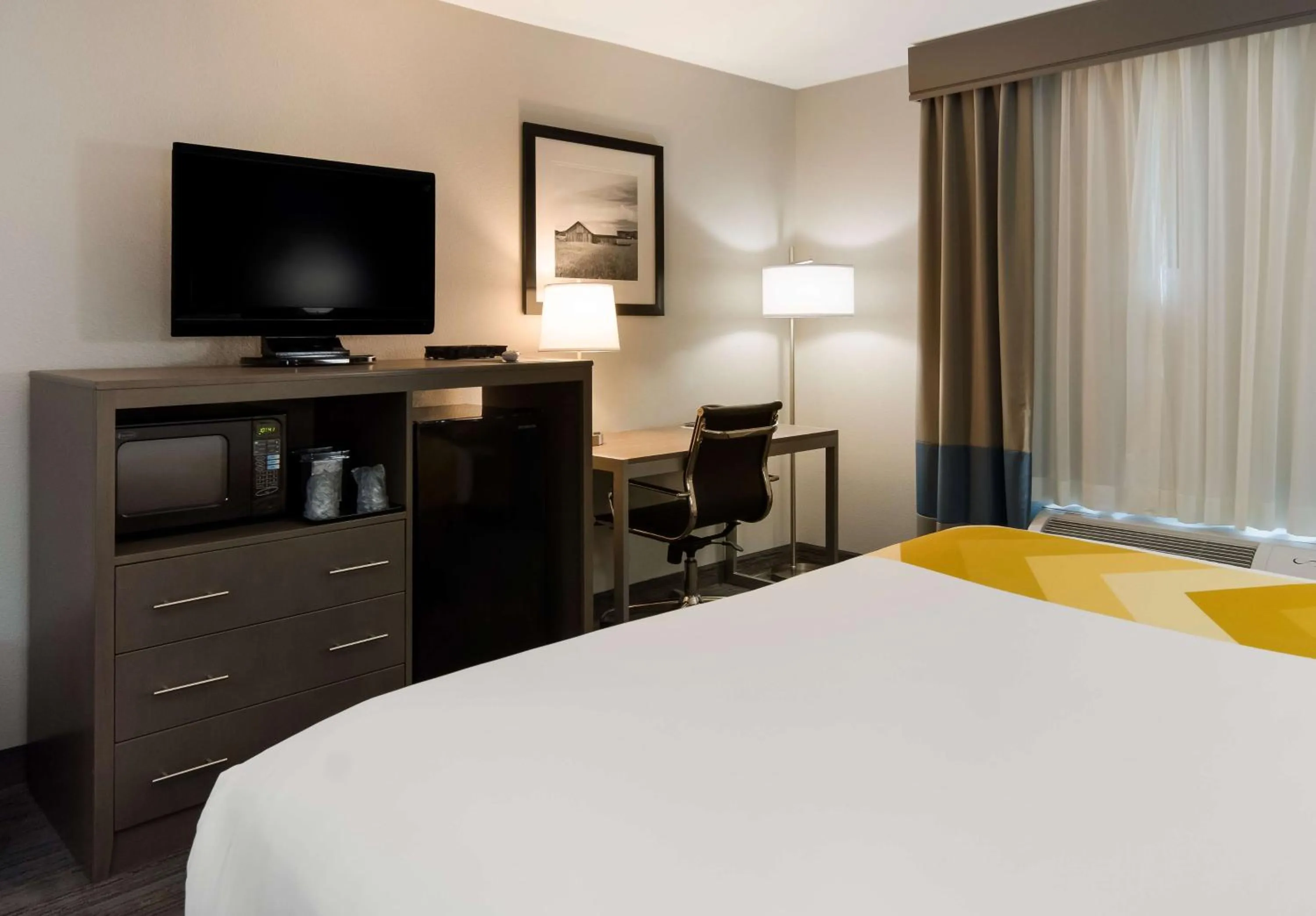 Photo of the whole room, Bed in Best Western Eastland