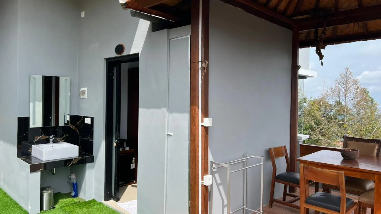 Patio in Mandhasativa Homestay