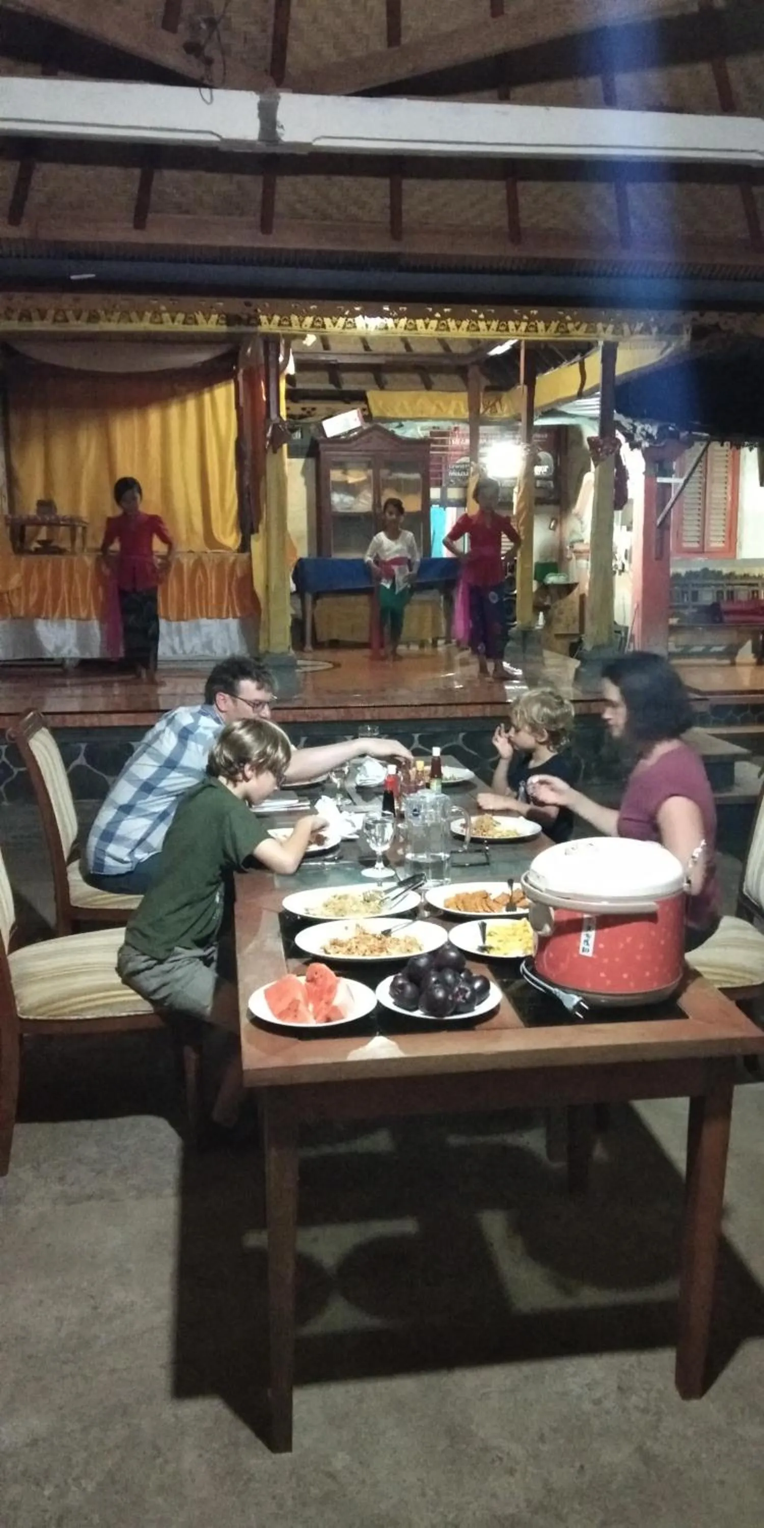 Restaurant/places to eat in Mandhasativa Homestay