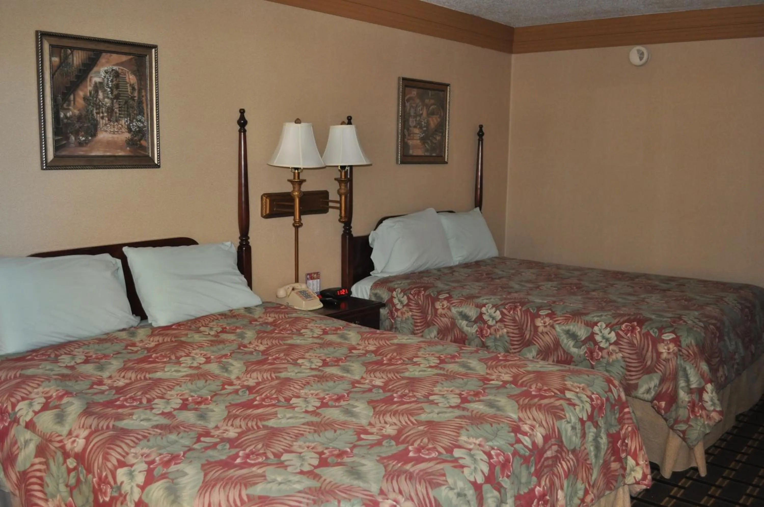 Bed in Executive Inn and Suites Springdale