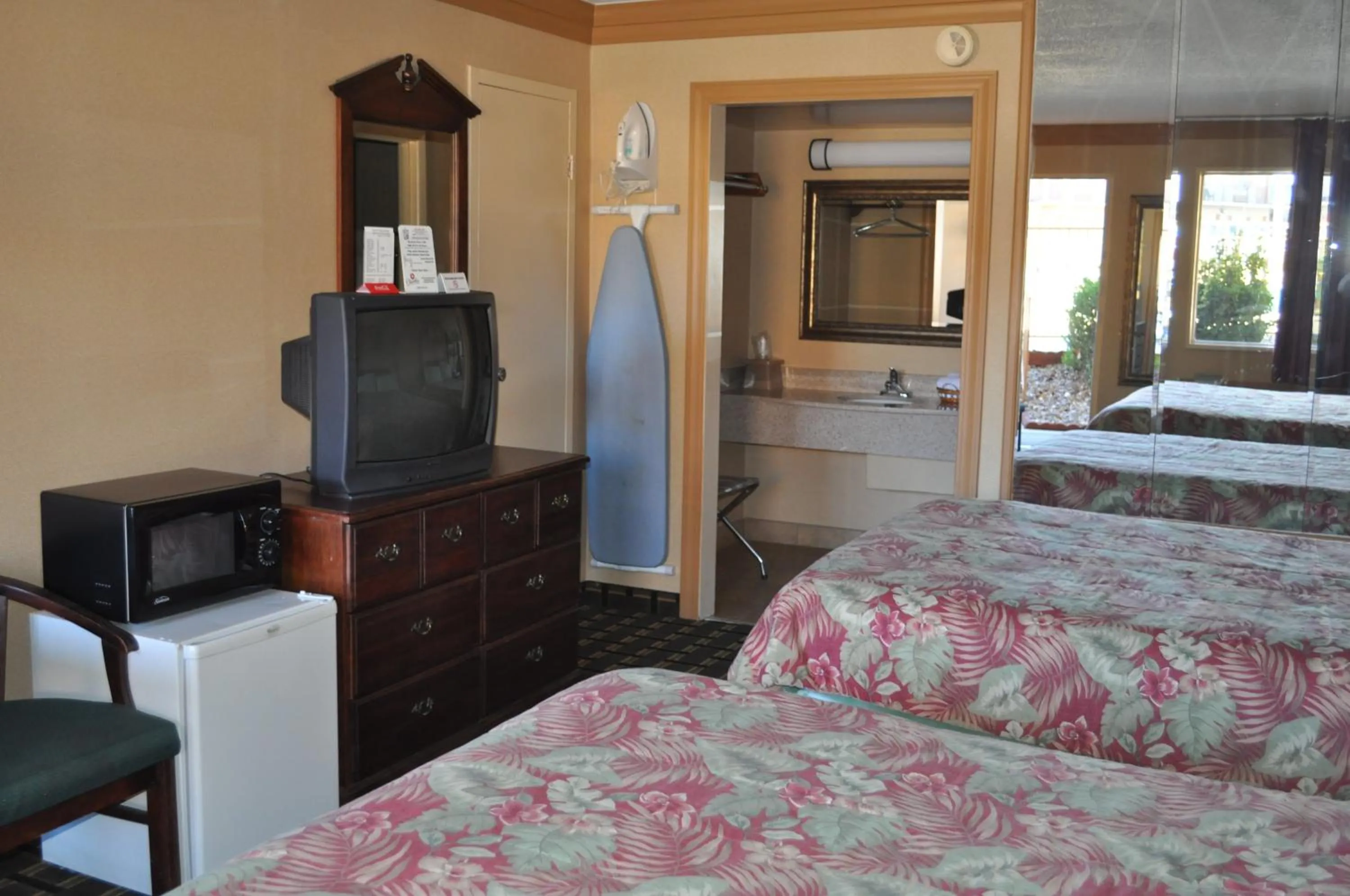 TV and multimedia, Bed in Executive Inn and Suites Springdale
