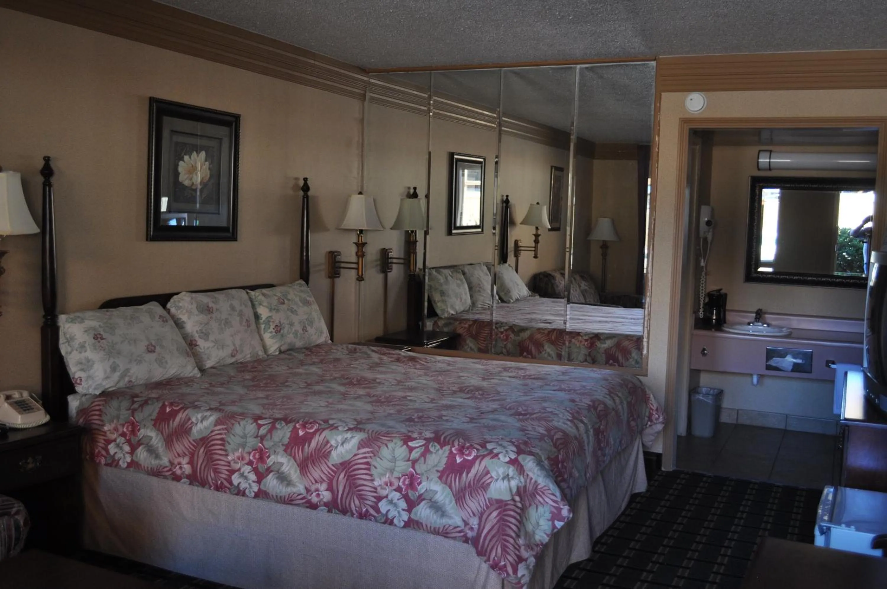 Bed in Executive Inn and Suites Springdale