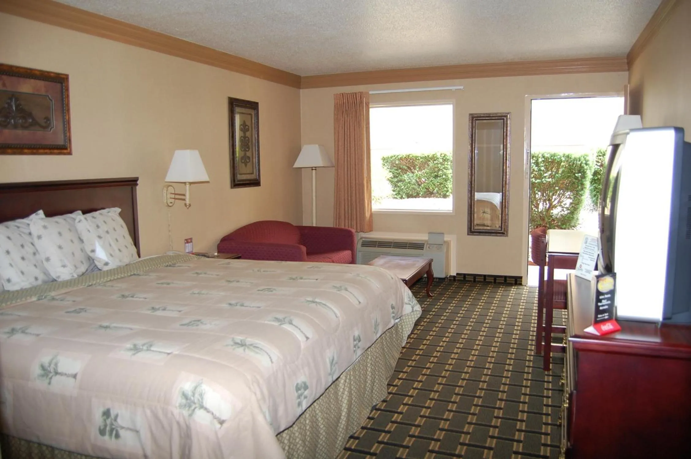 Photo of the whole room, Bed in Executive Inn and Suites Springdale