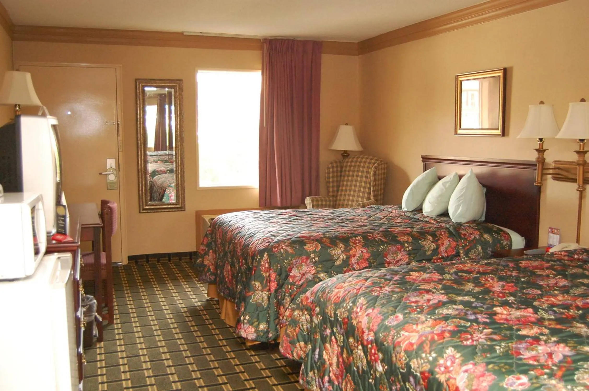 Photo of the whole room, Bed in Executive Inn and Suites Springdale