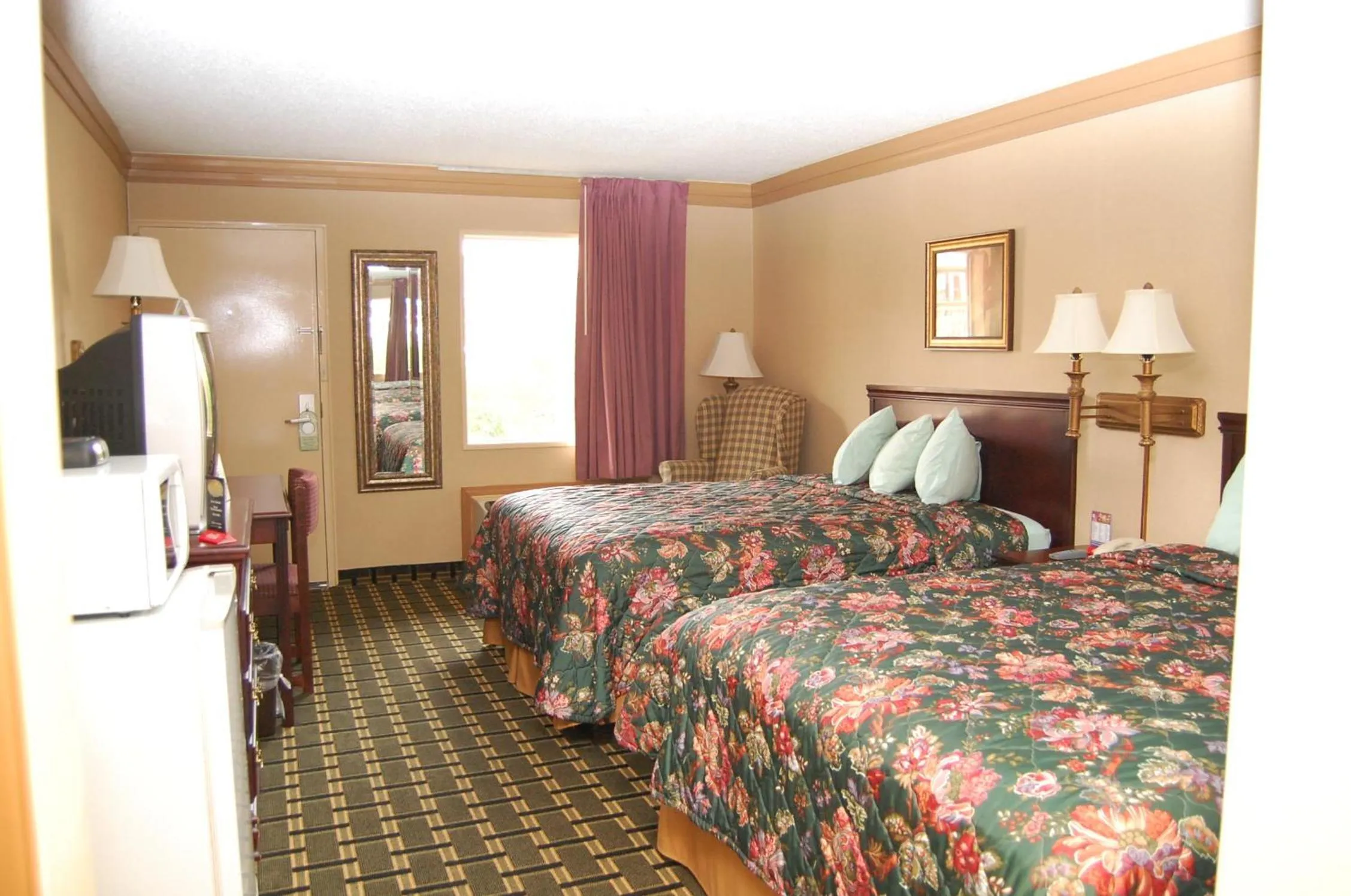 Photo of the whole room, Bed in Executive Inn and Suites Springdale