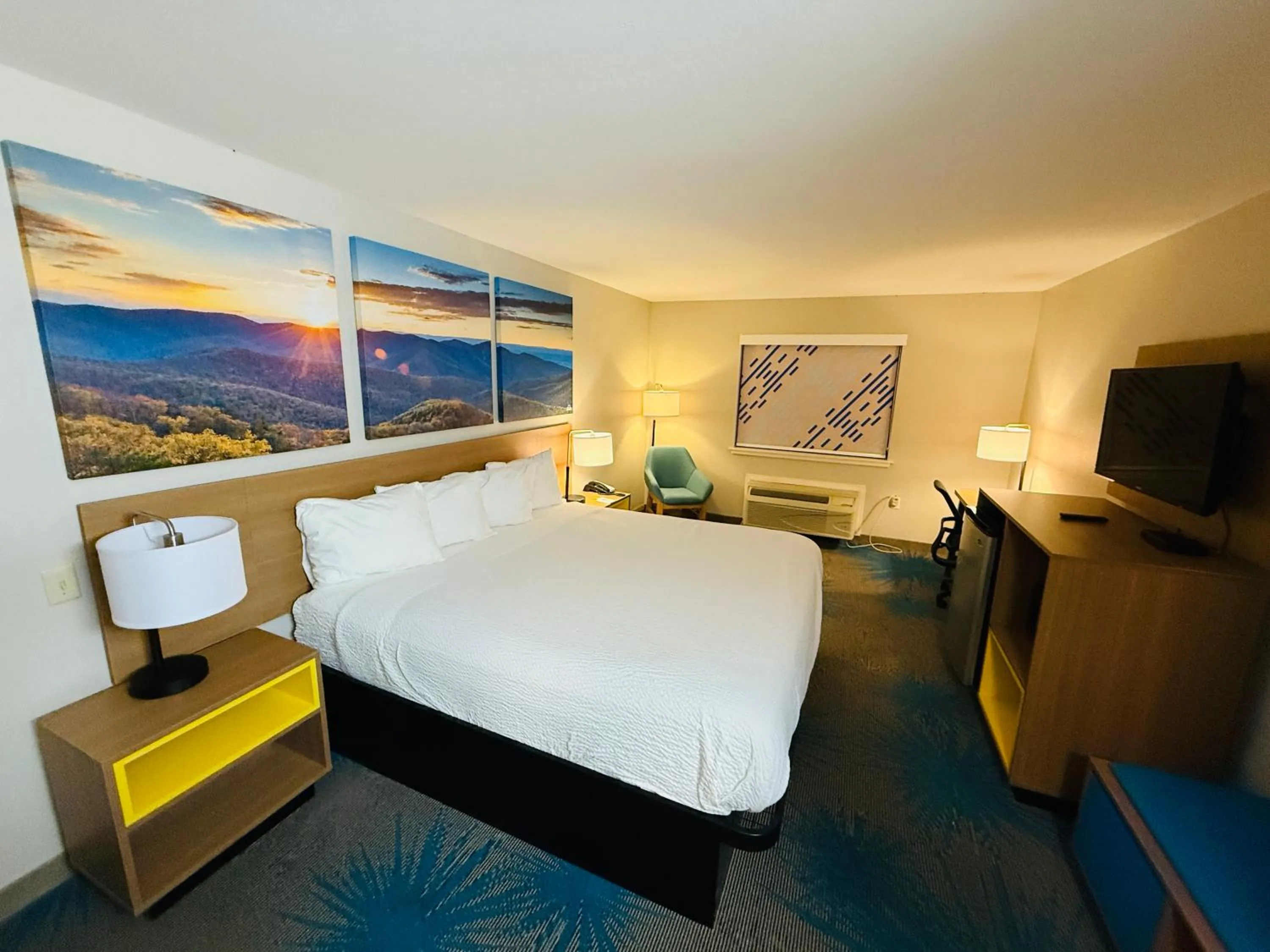 Bed in Days Inn & Suites by Wyndham Brinkley