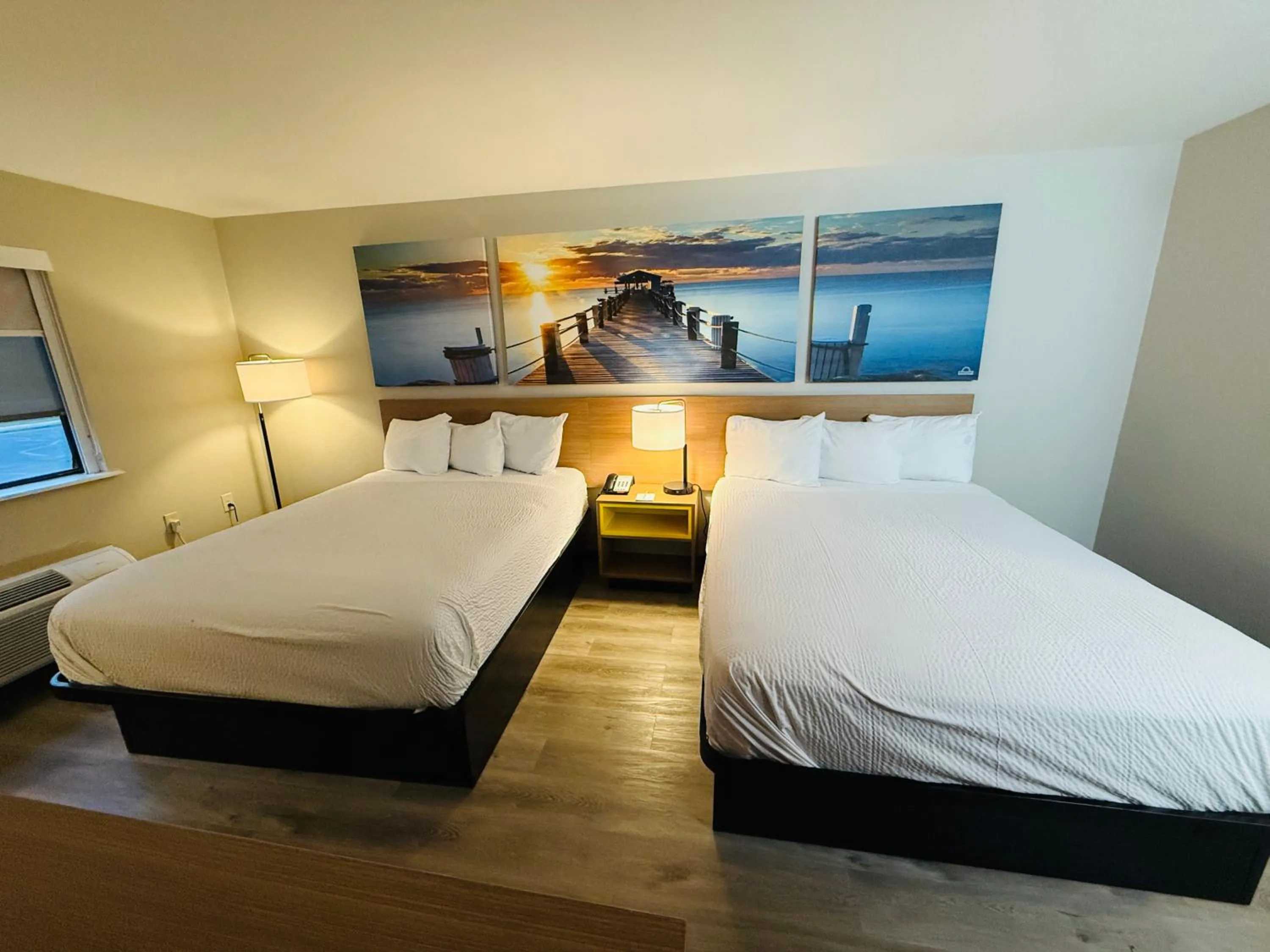 Bed in Days Inn & Suites by Wyndham Brinkley