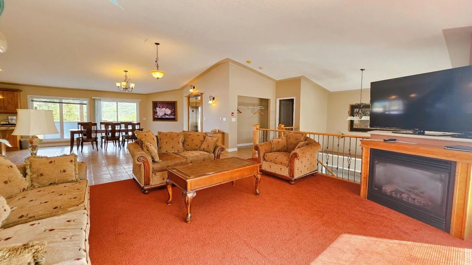 Living room in Misty Mountain Inn & Suites