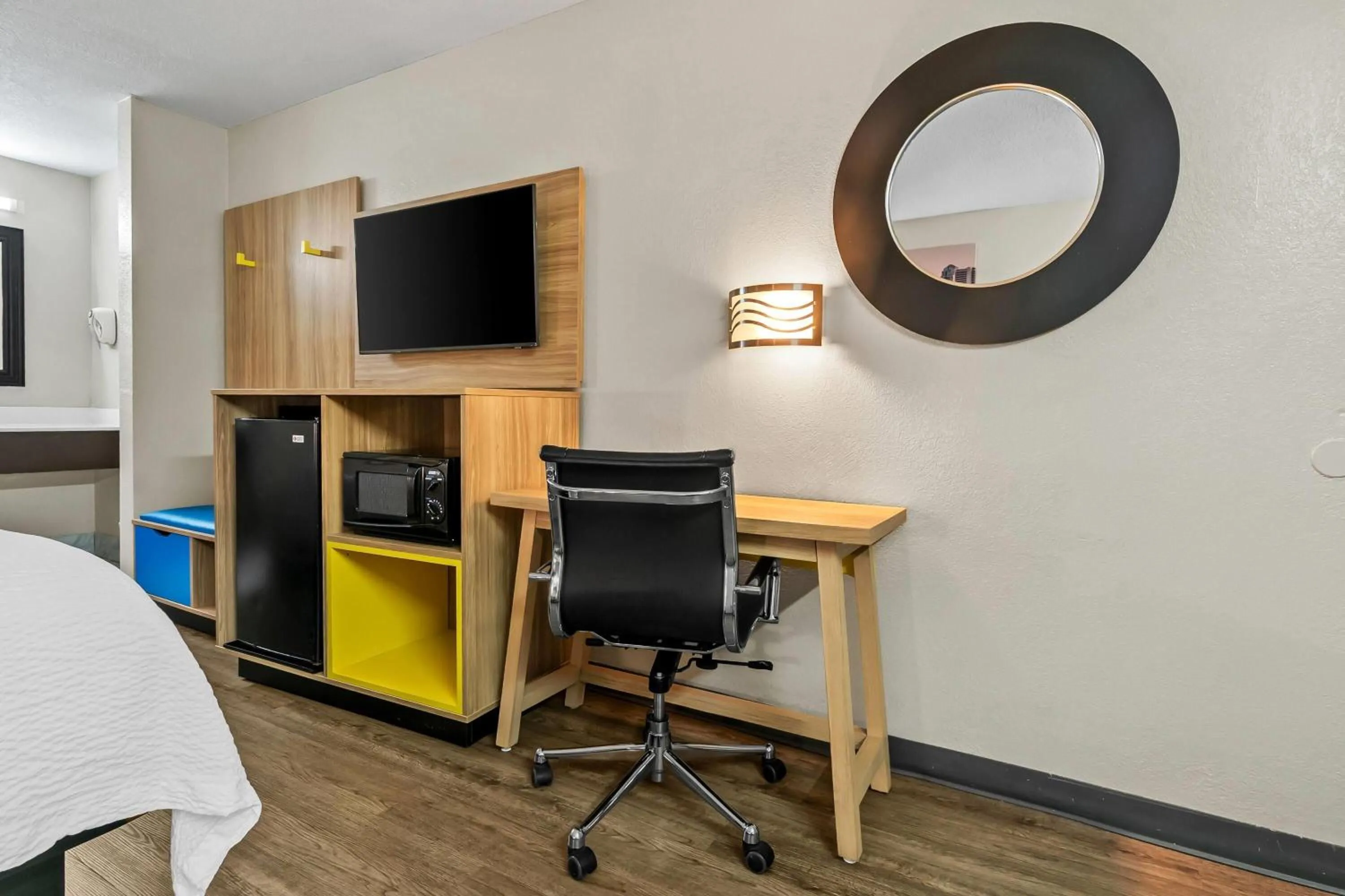 Bed in Days Inn by Wyndham Simpsonville