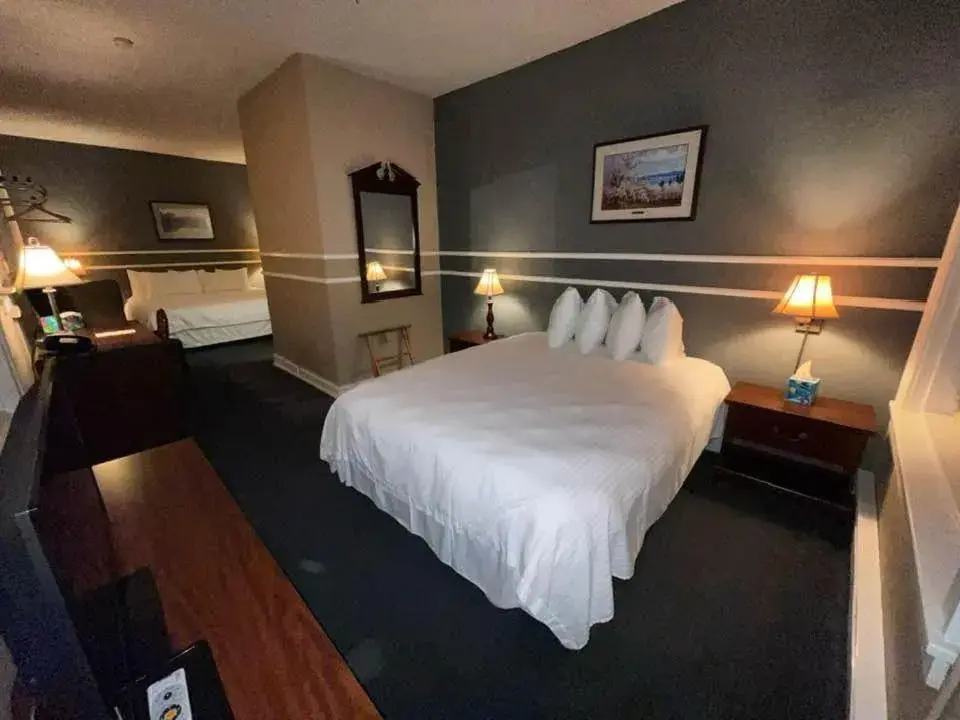 Double Room with Private Bathroom in Kalispell Grand Hotel Double Room with Private Bathroom in Kalispell Grand Hotel