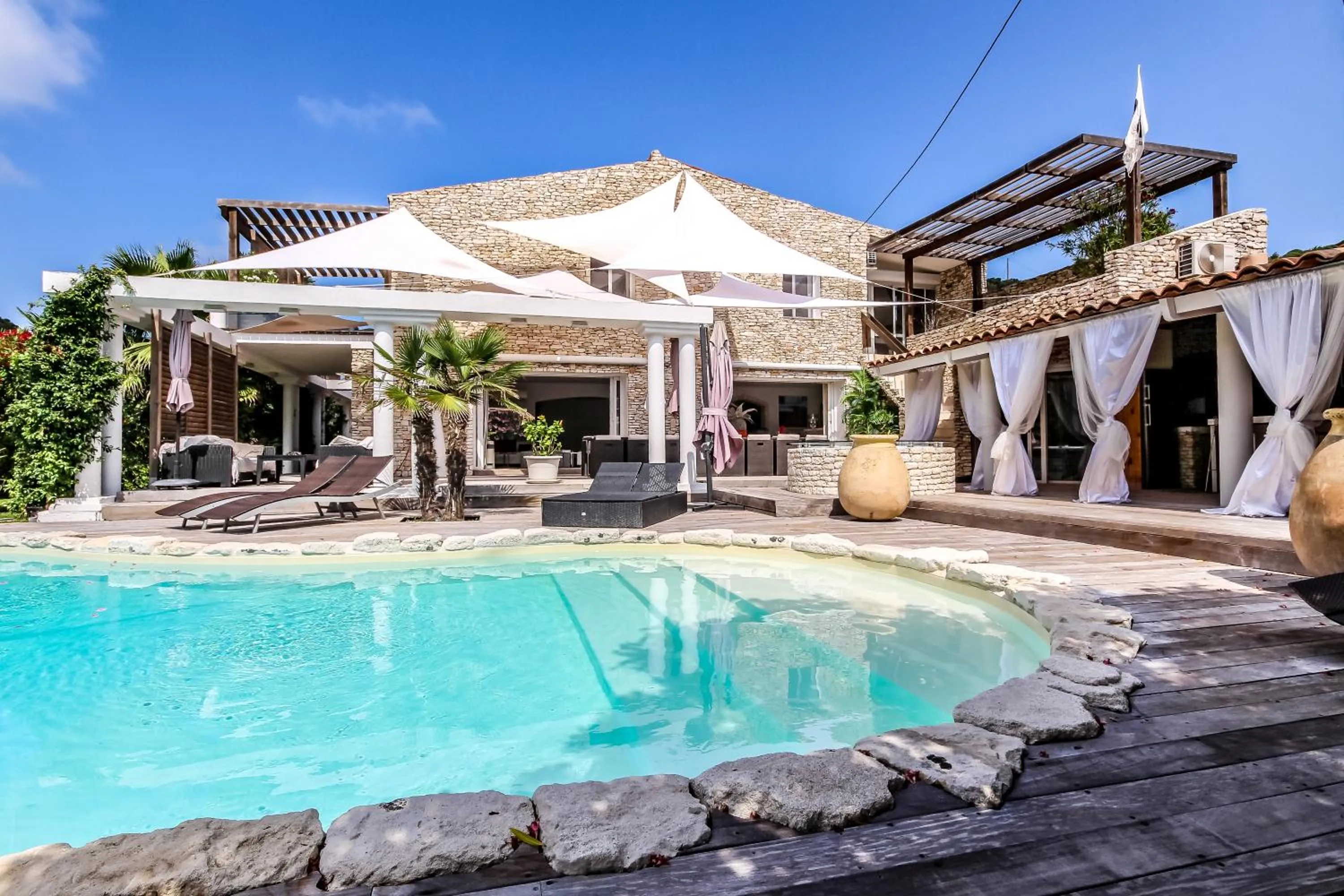 Property building in Villa Petra Bianca Suites & Chambres