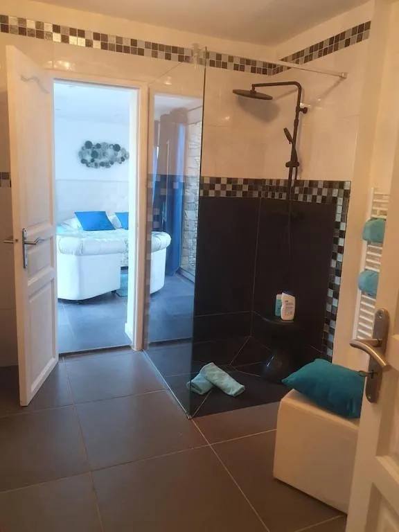 Shower in Villa Petra Bianca Suites & Chambres