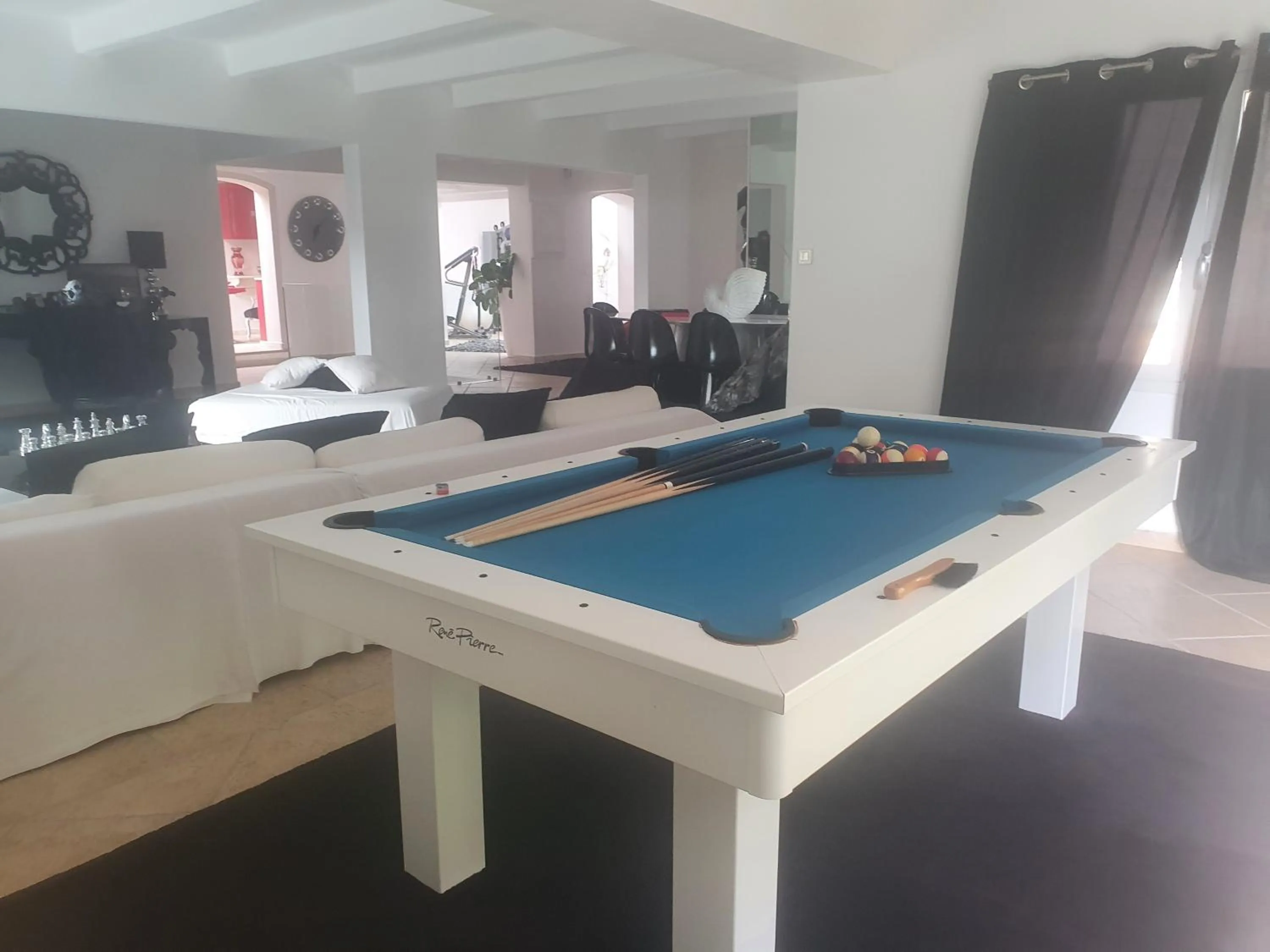 Billiard in Villa Petra Bianca Suites & Chambres