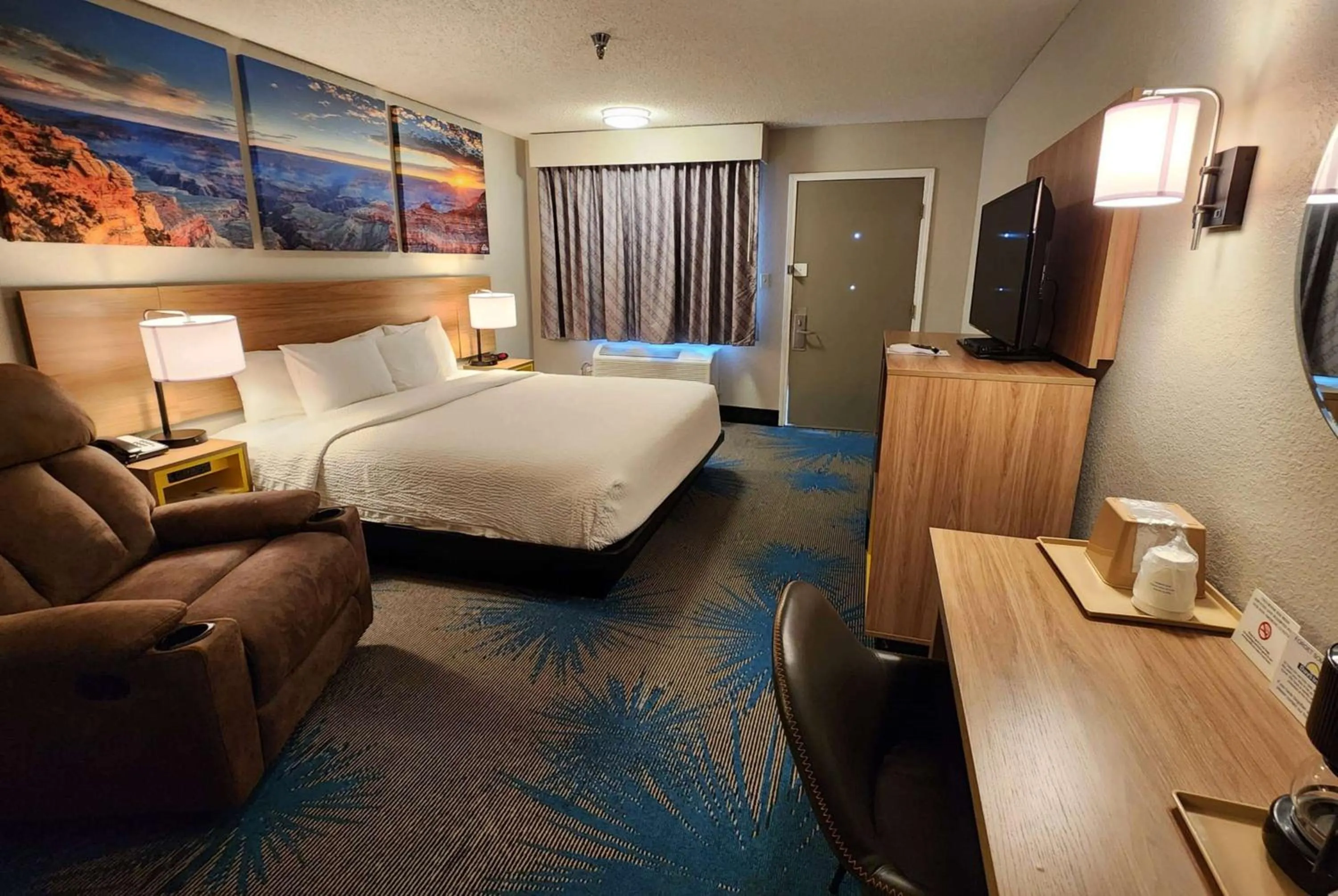 Photo of the whole room, Bed in Days Inn by Wyndham Tucumcari