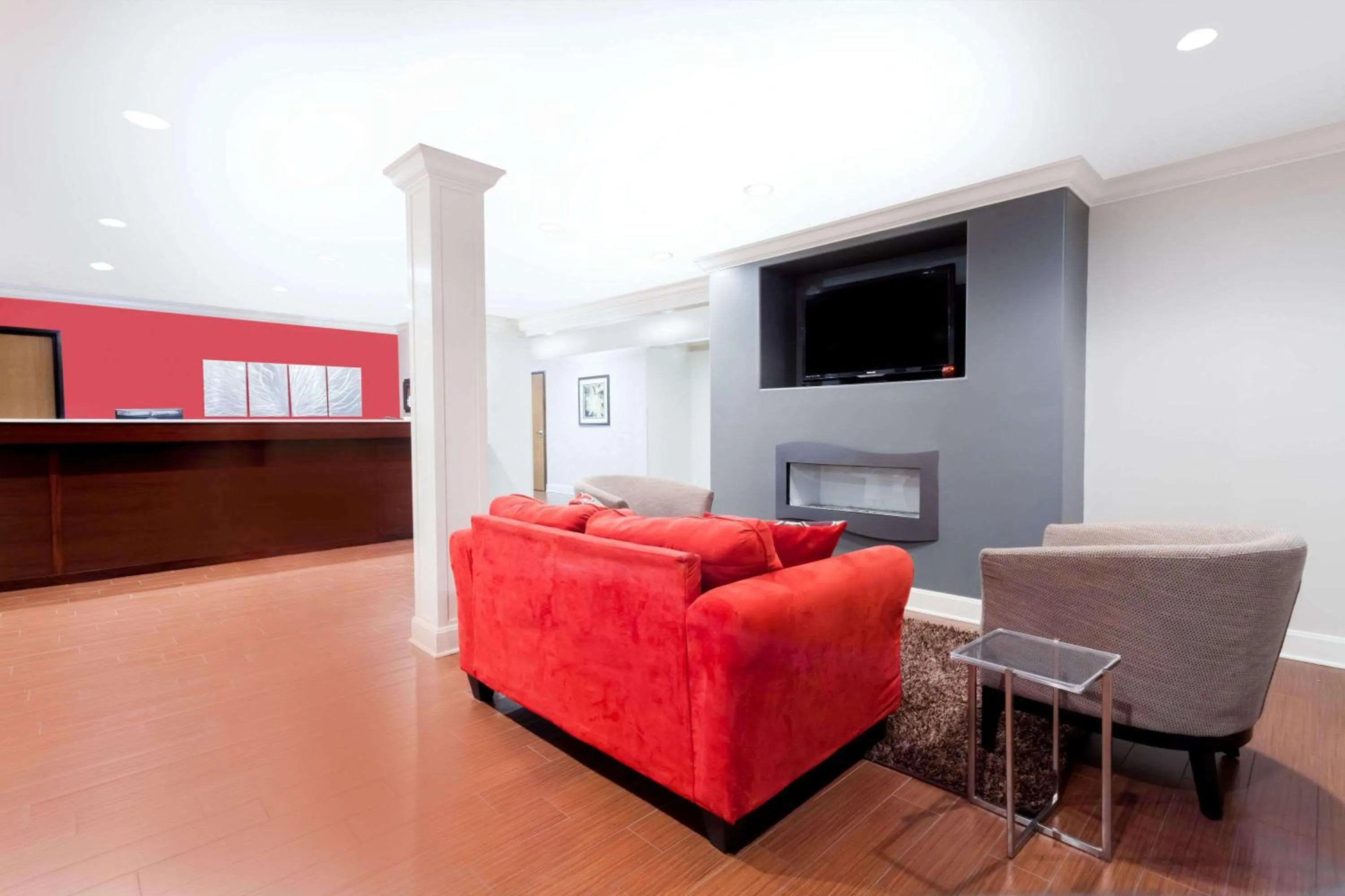 Lobby or reception in Ramada by Wyndham Tell City