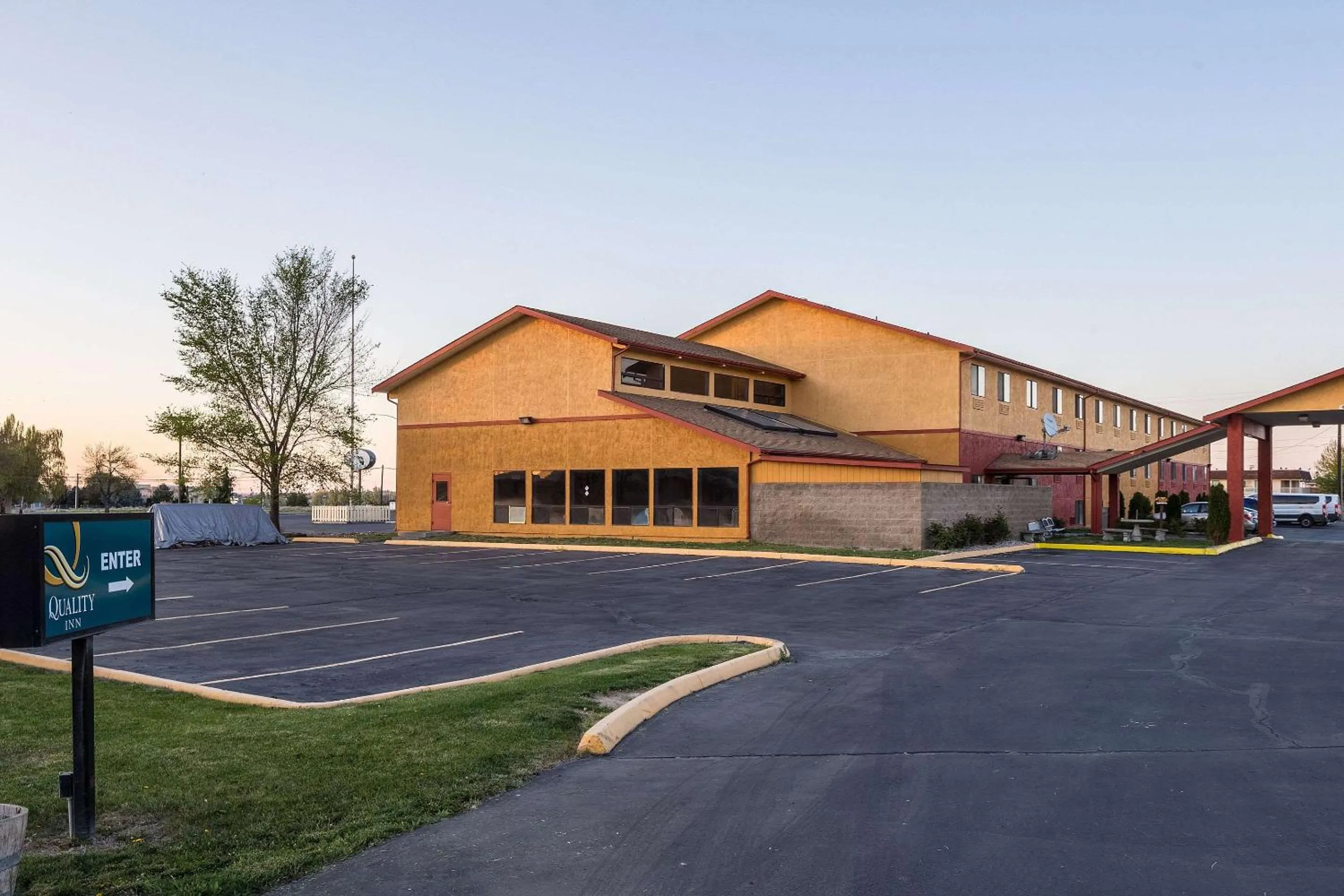 Property building in Quality Inn Moses Lake