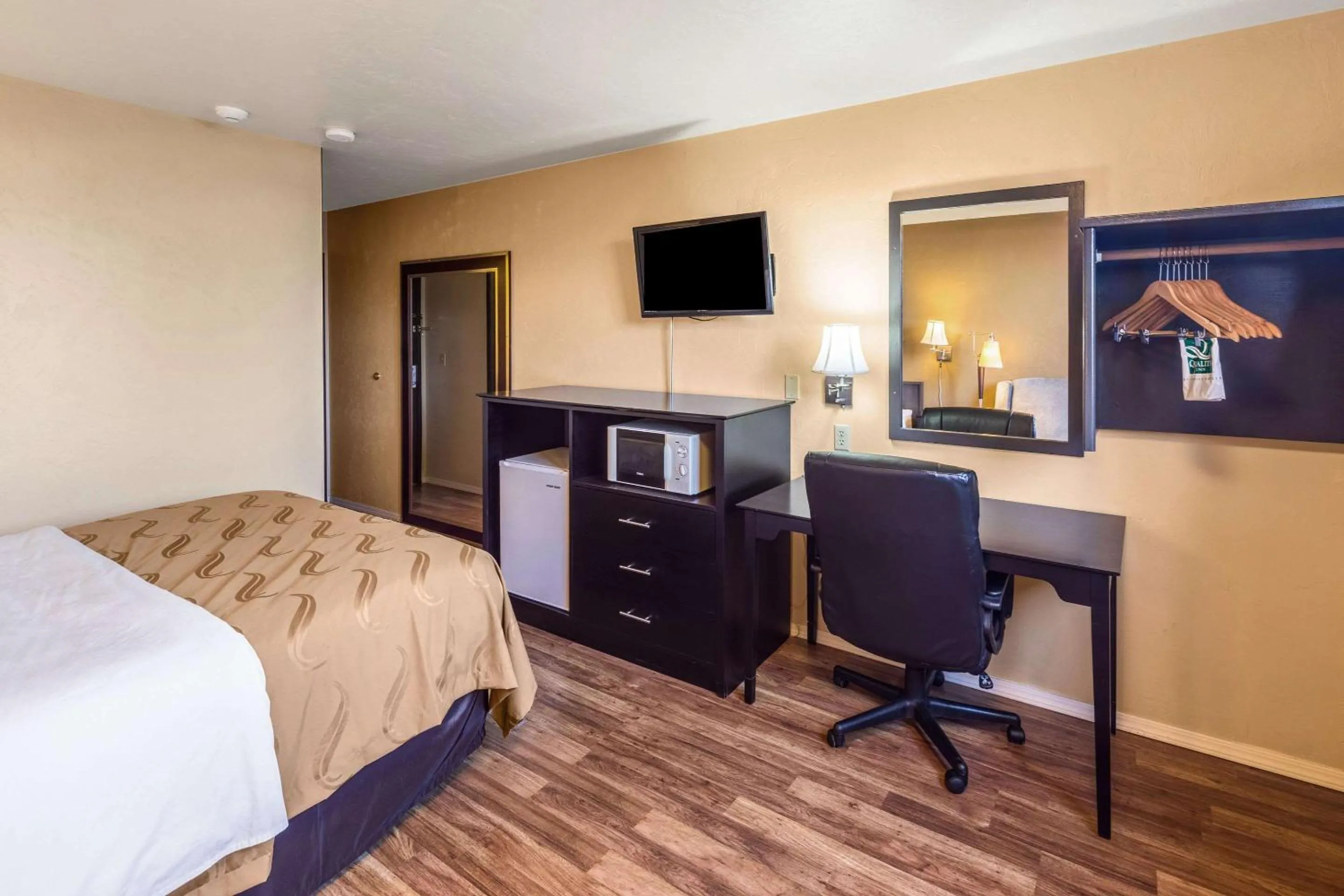 TV and multimedia, Bed in Quality Inn Moses Lake