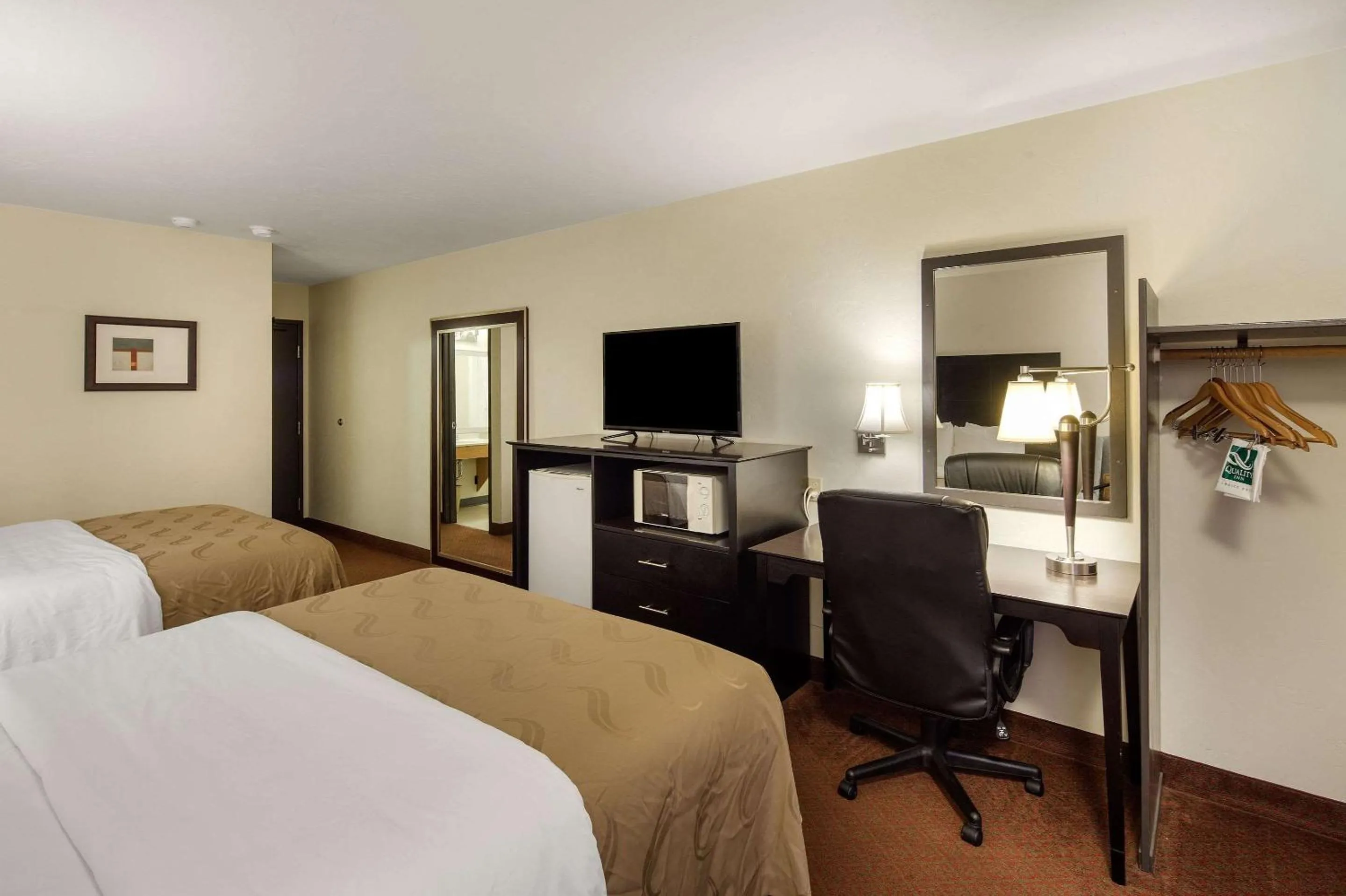 TV and multimedia, Bed in Quality Inn Moses Lake